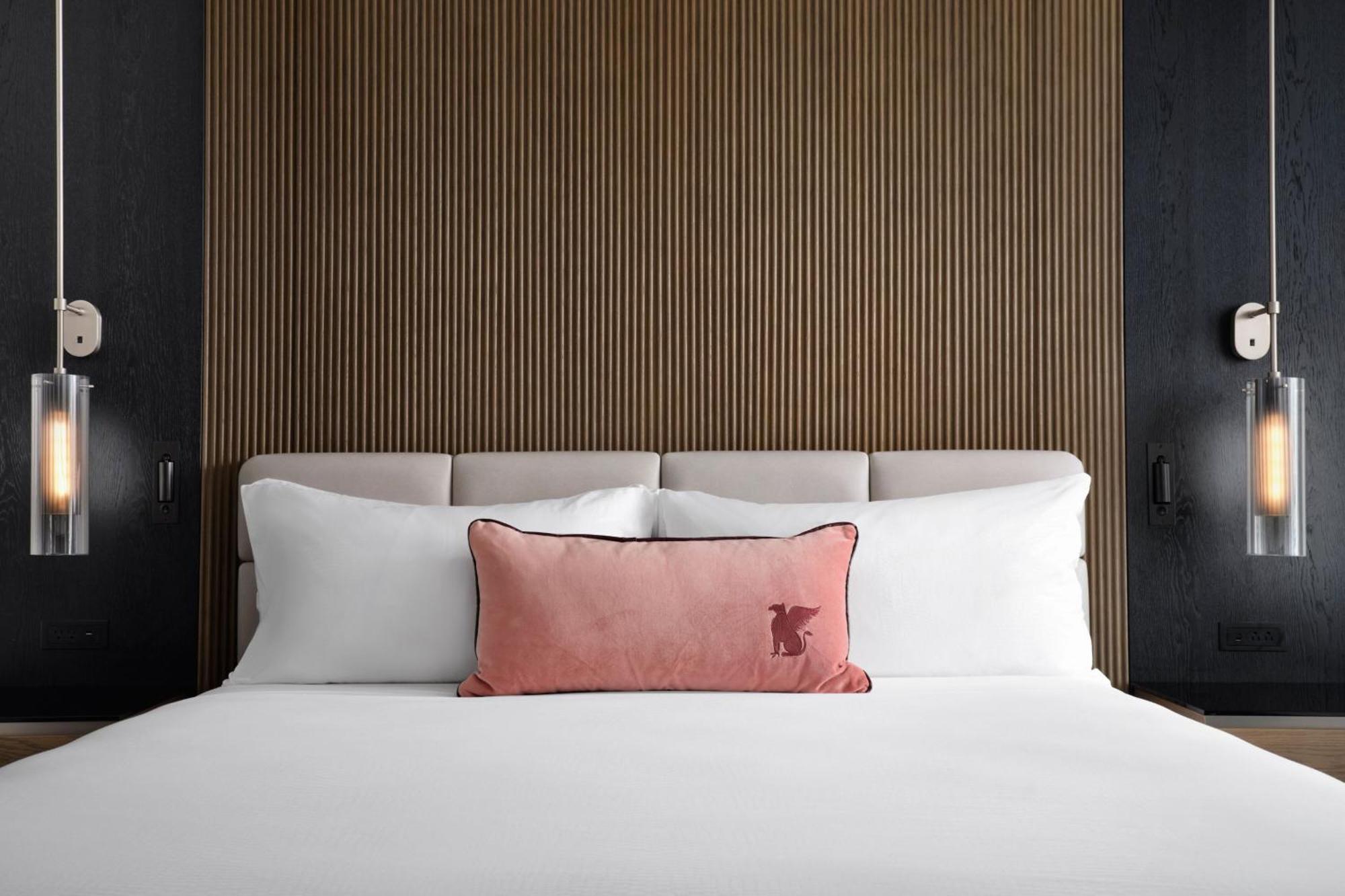 Guest room king bed no view