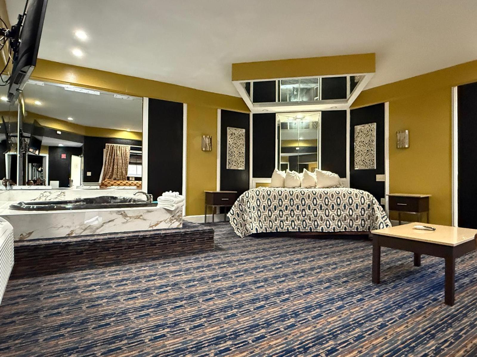 King Round Suite Non-Smoking