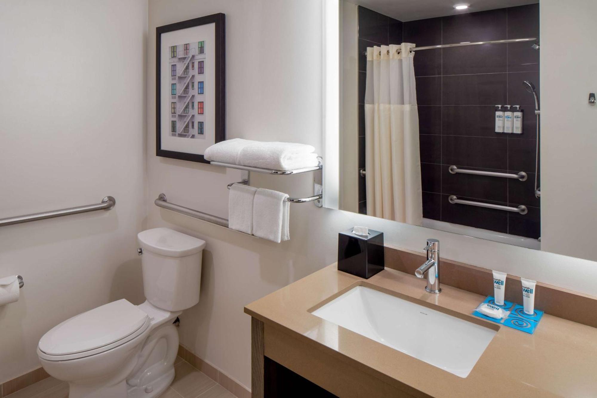 Queen Room Two Queen Beds Accessible Tub Disability Access