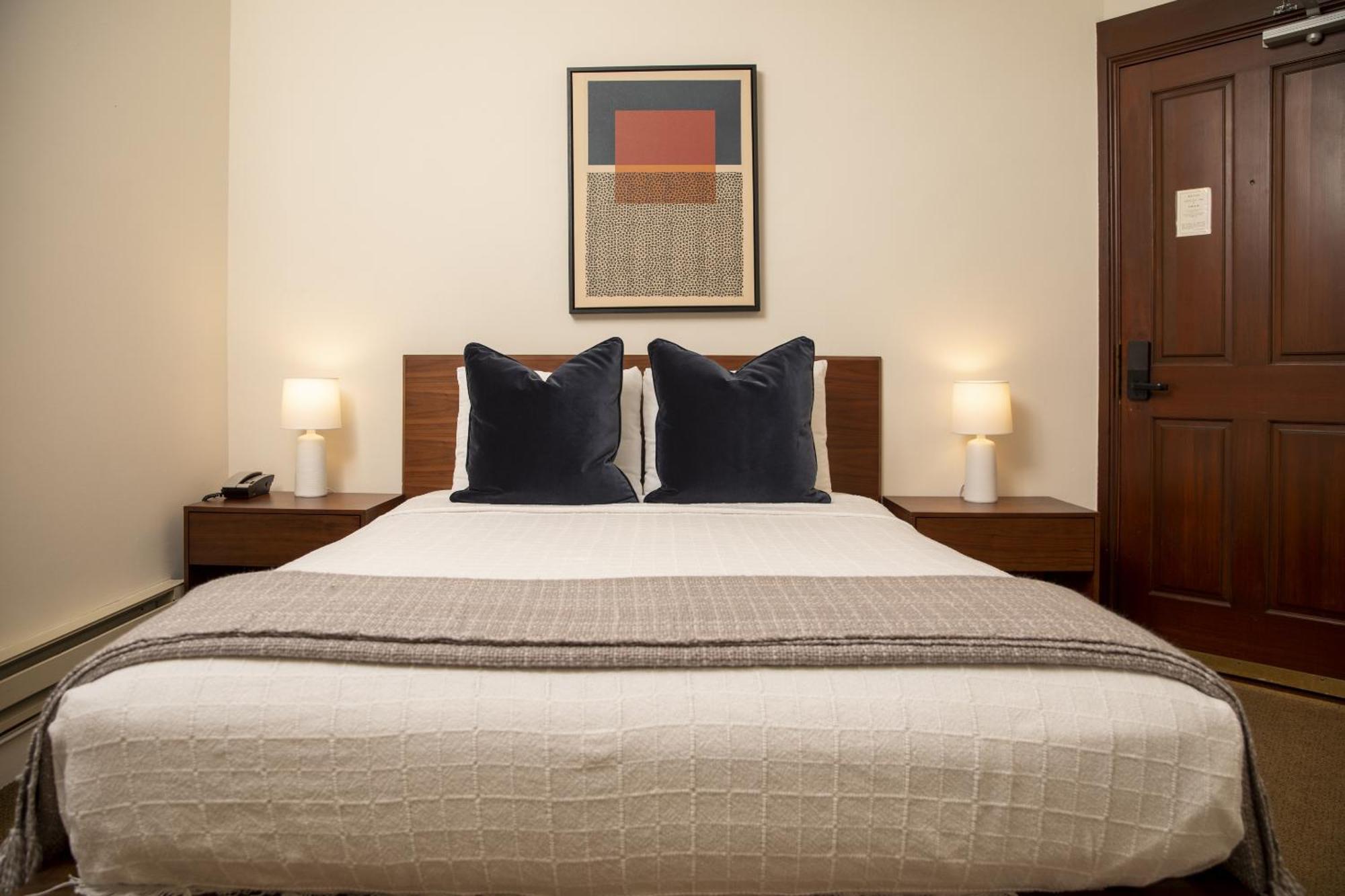 Standard Queen Room