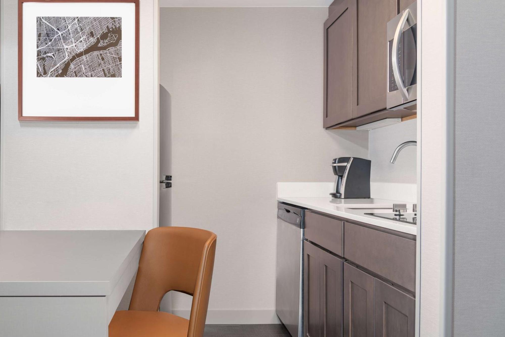 One-Bedroom King Suite - Non-Smoking