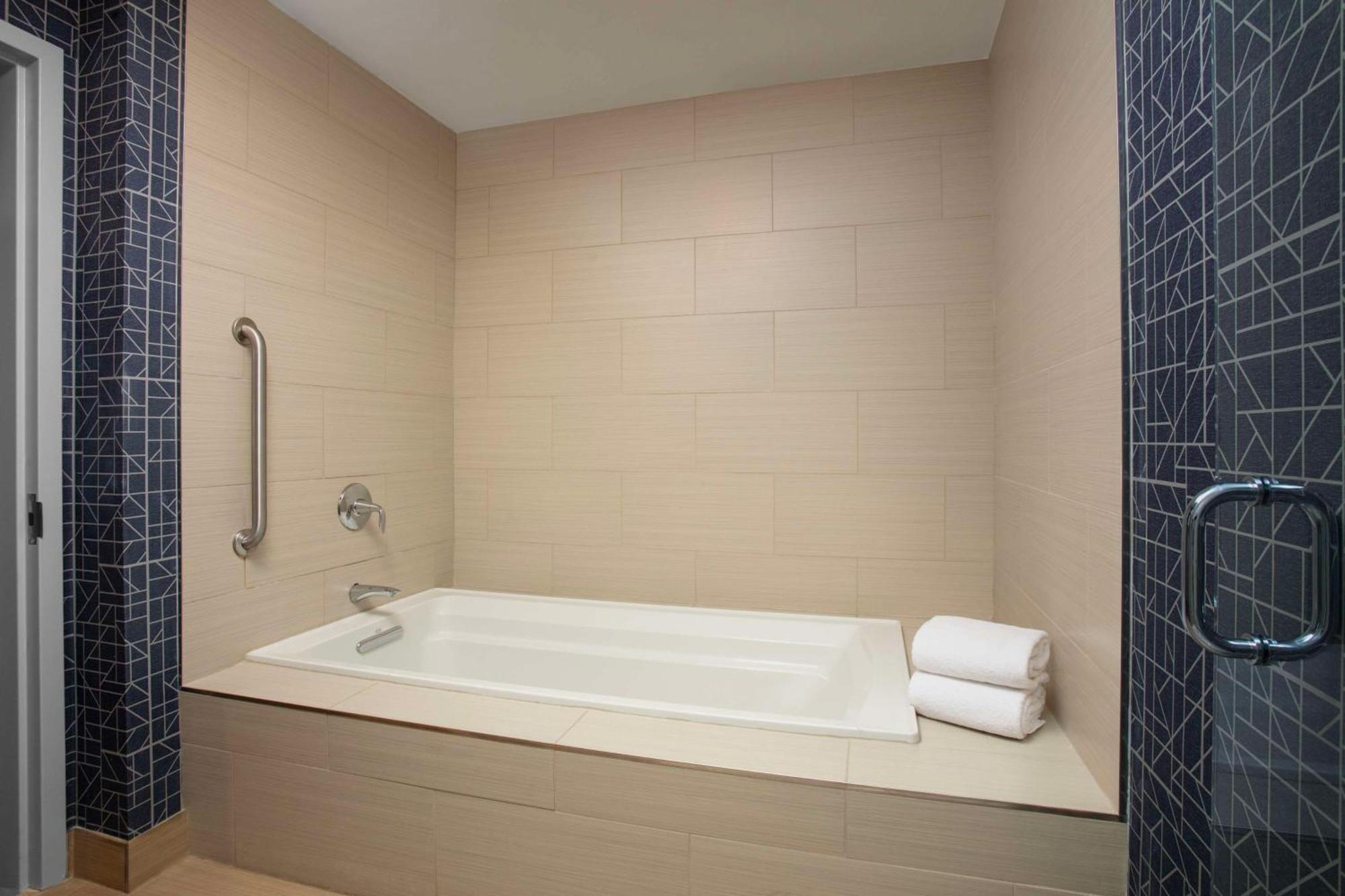 One-Bedroom King Suite Large Tub Non-Smoking