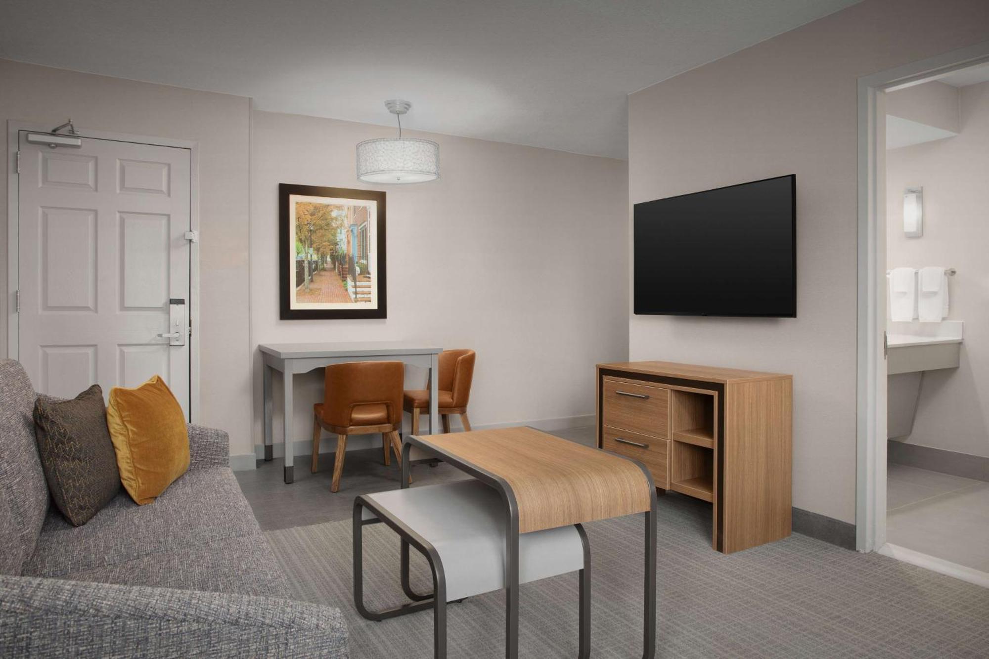 One-Bedroom Suite Roll Shower Hearing Accessible or Non-Smoking
