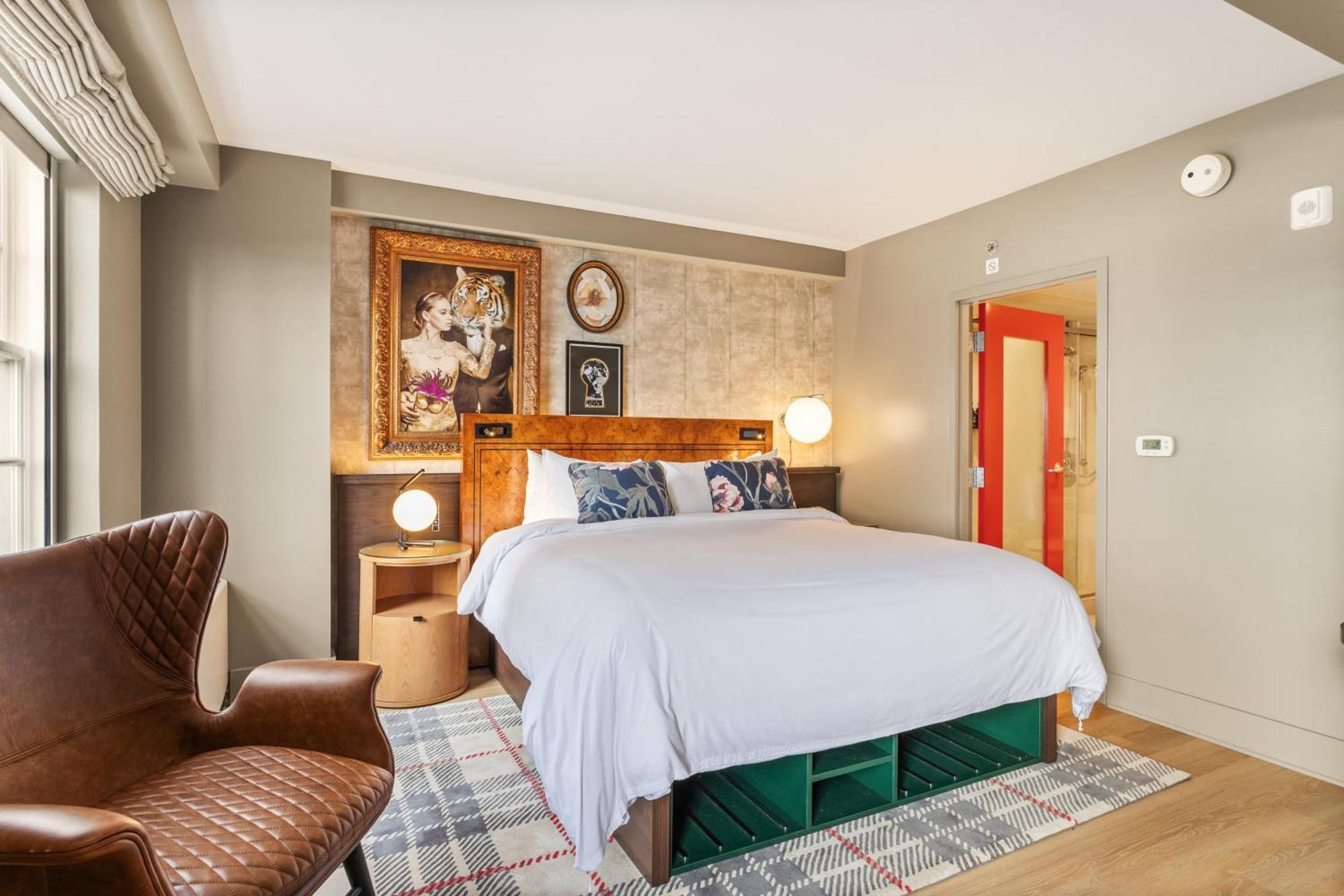 King Room Mobility Access or Roll Shower Non-Smoking