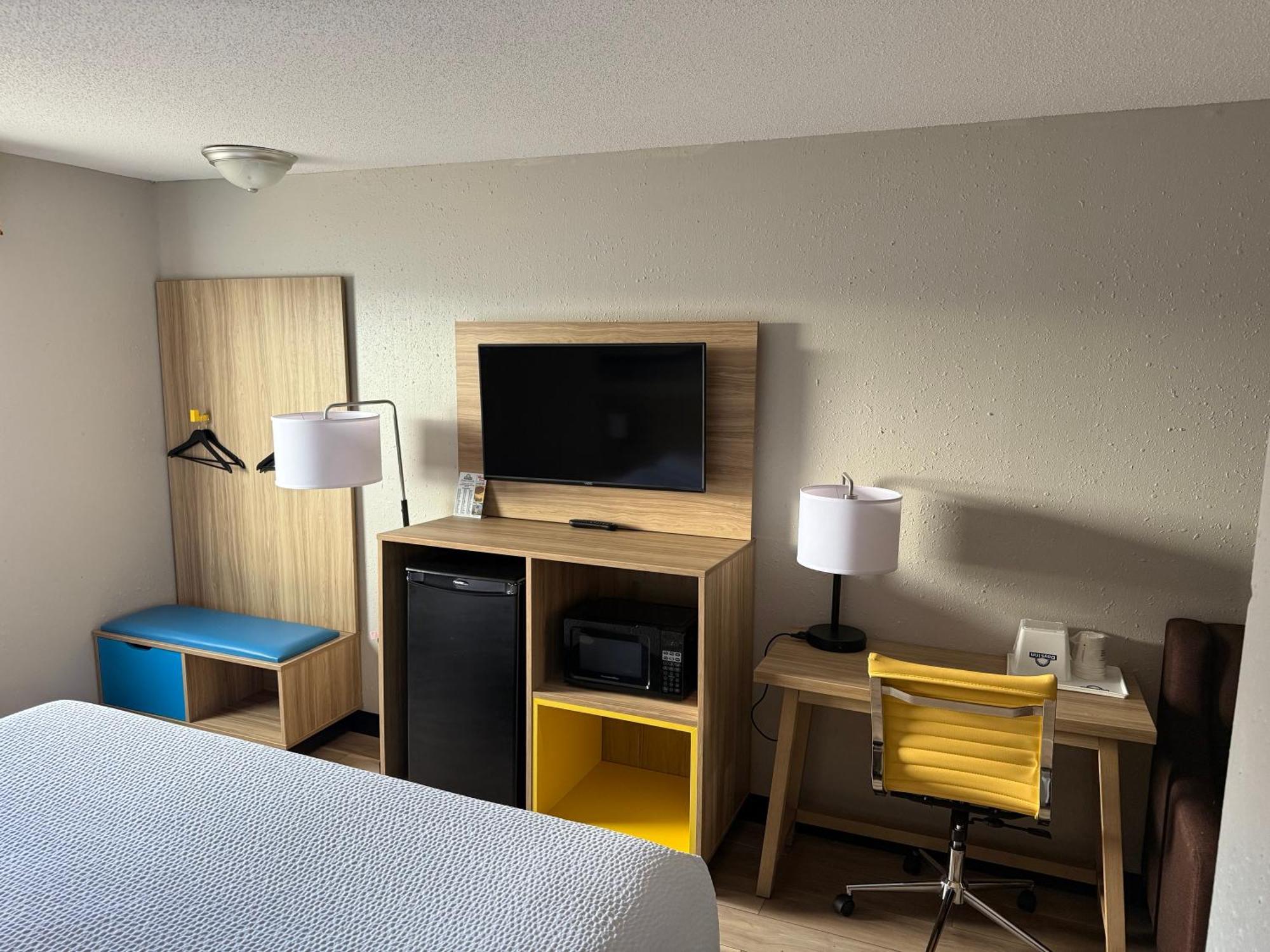 King Room with Bath Tub - Mobility Accessible/Non-Smoking