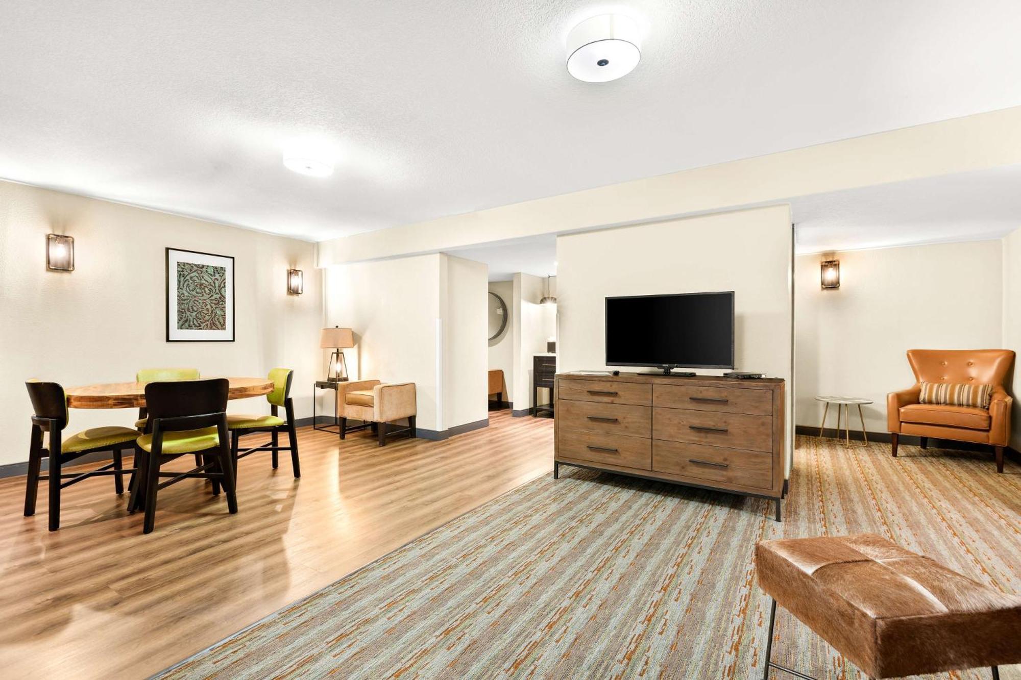 One-Bedroom King Suite Sofa Bed Balcony
