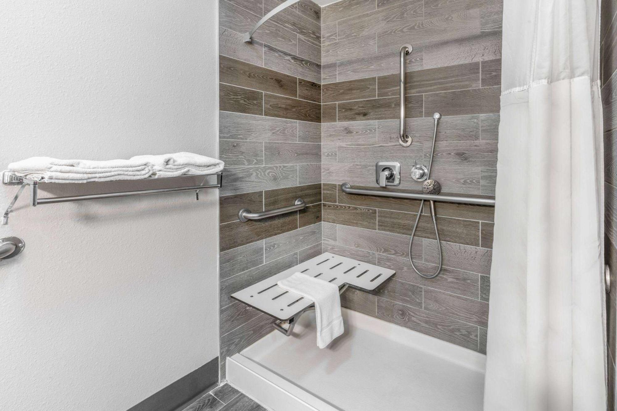 Queen Room - Disability Access/Non-Smoking