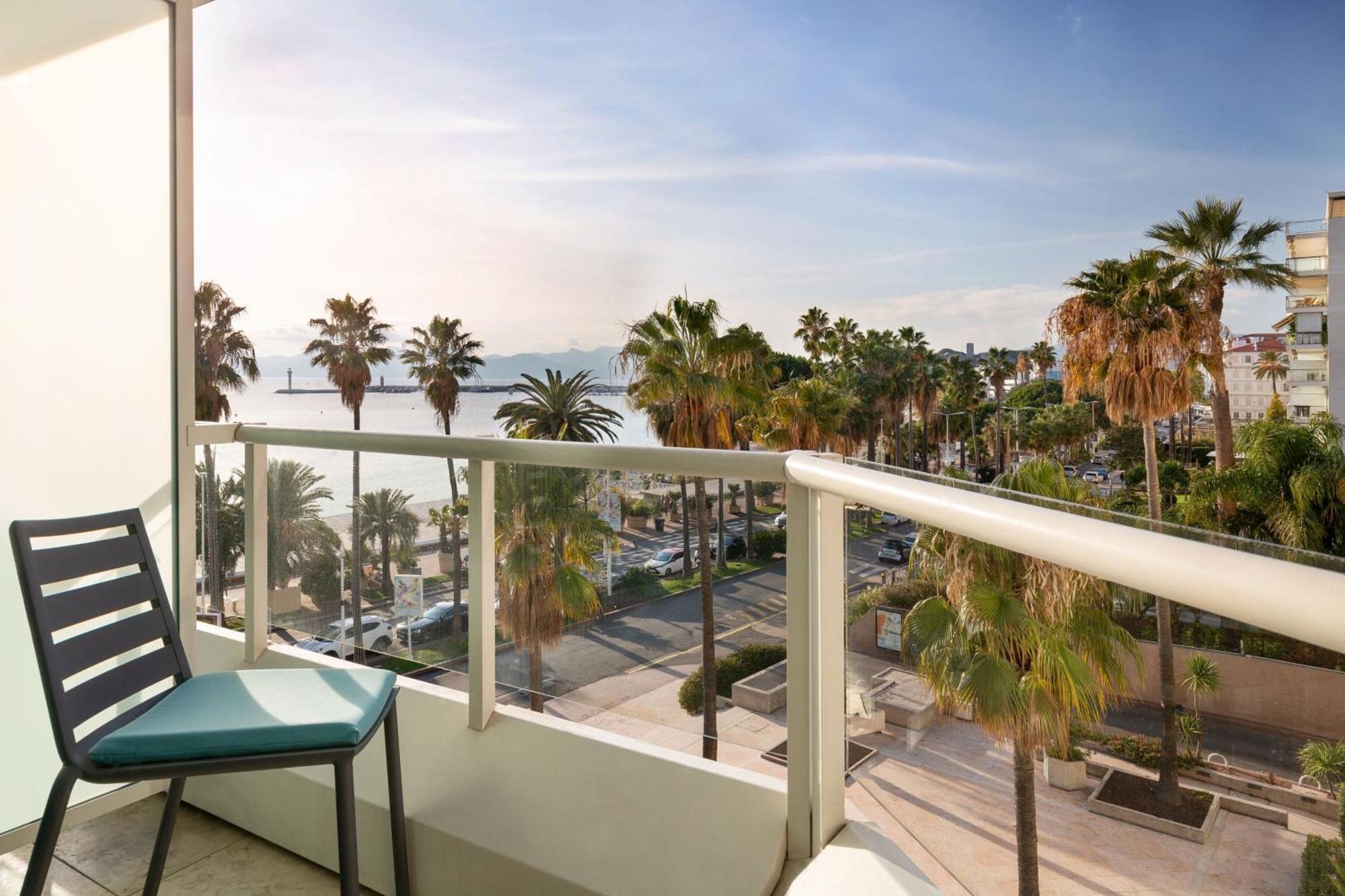 Deluxe Twin Room Partial Sea View