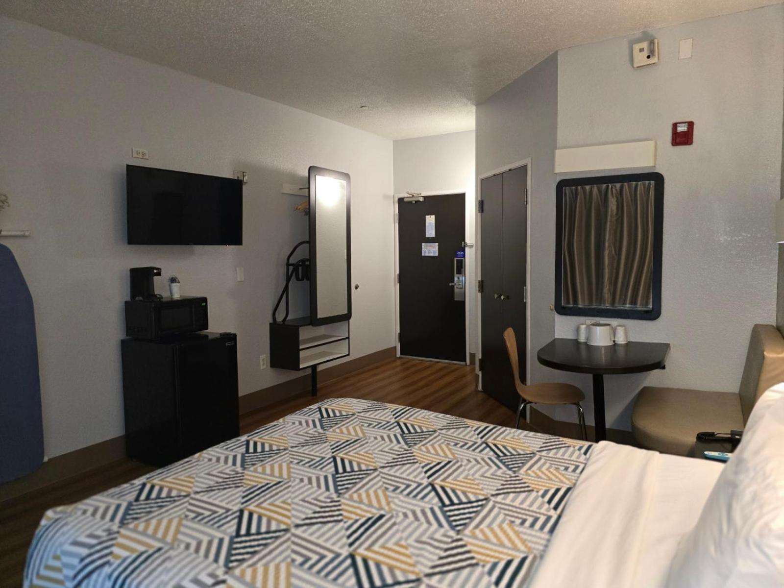 1 Queen Bed | Micfridge or