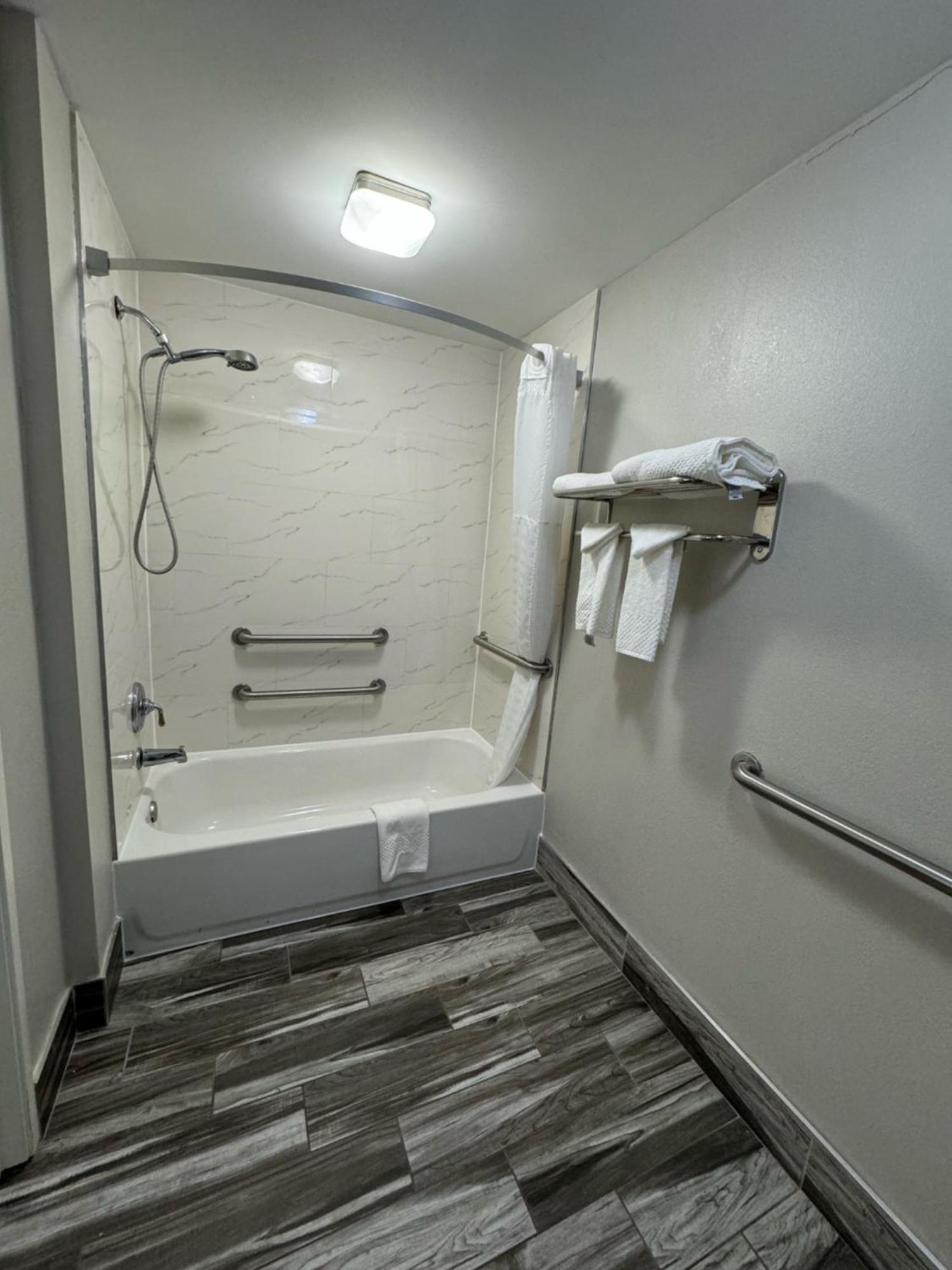 King Room Accessible or Non-Smoking