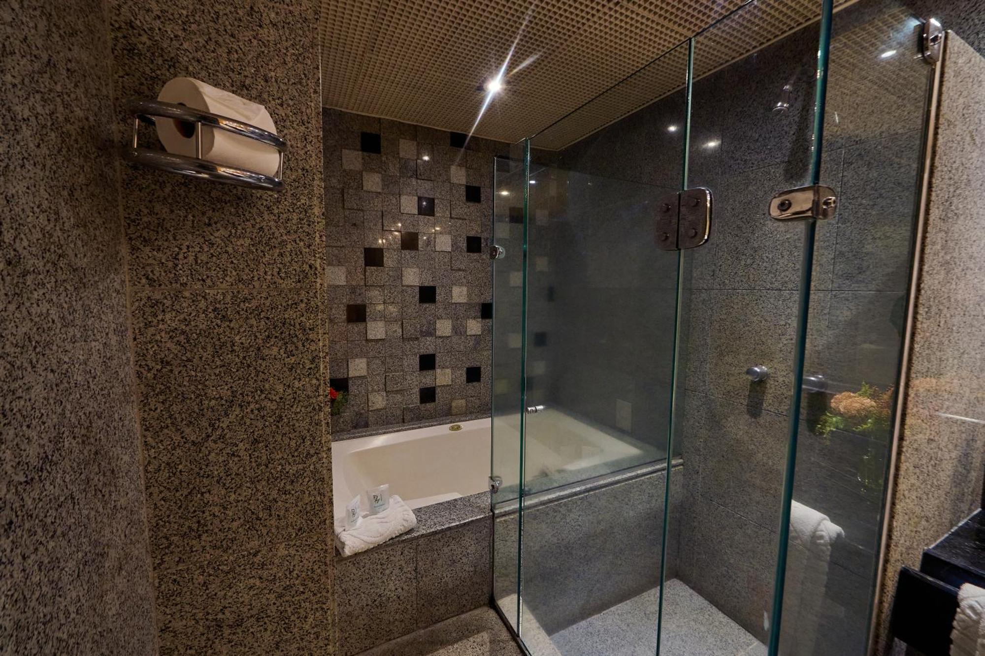 Executive Suite Spa Bath