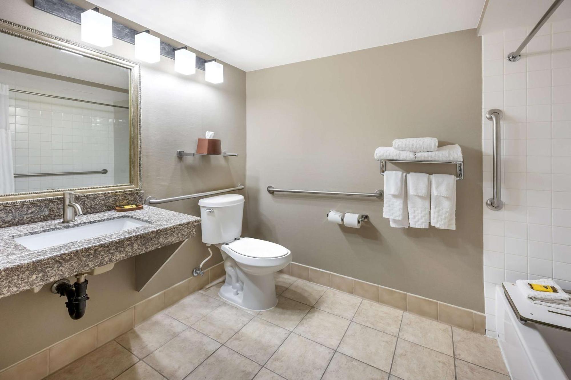 King Suite Bath Tub Disability Access or Non-Smoking,1623657763:JPEG