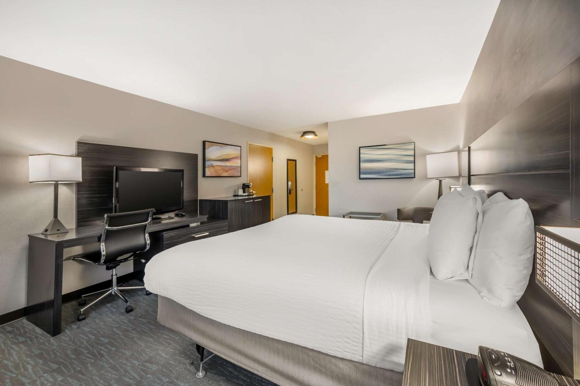 King Room Bath Tub Mobility Accessible or Non-Smoking