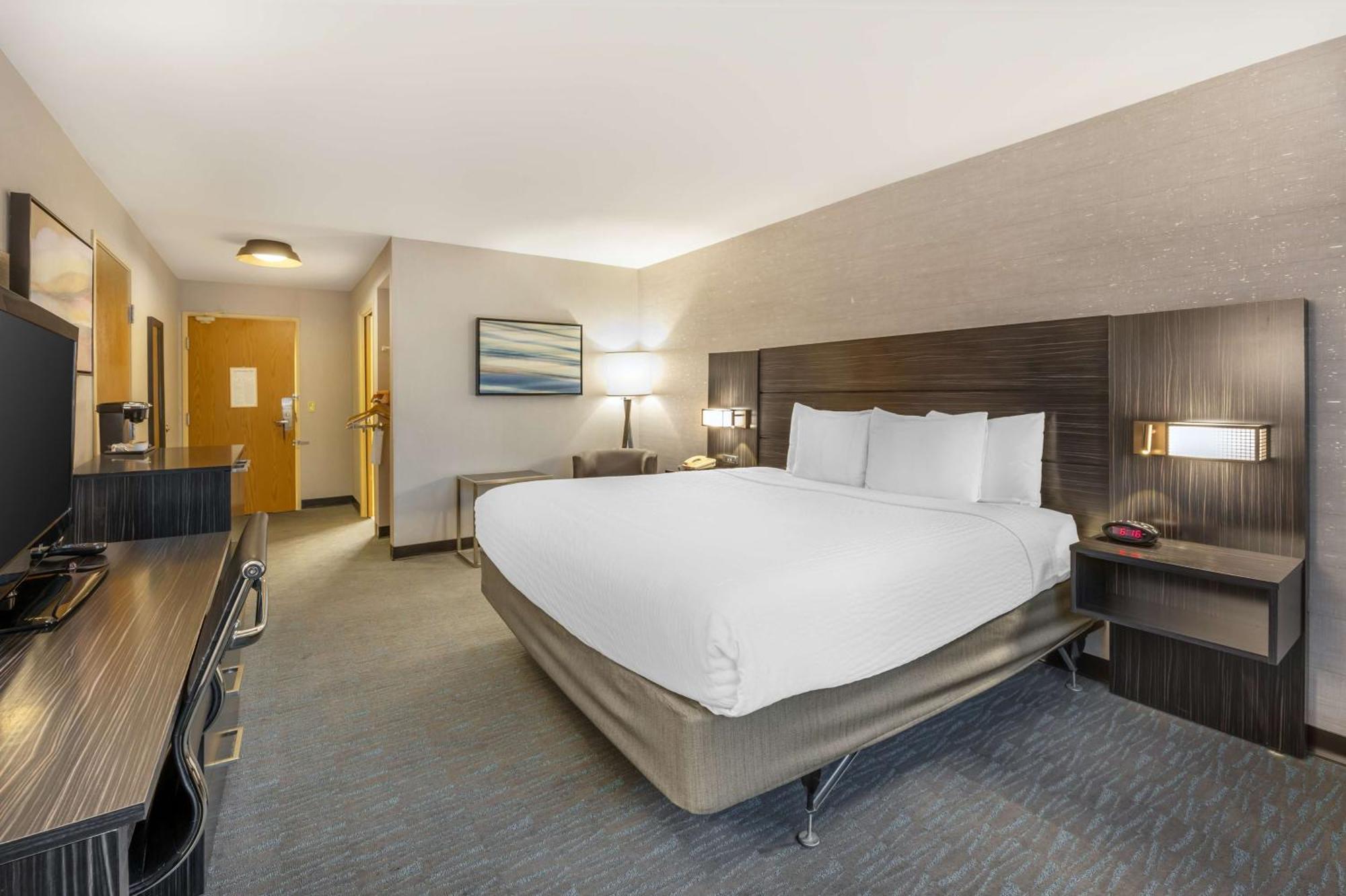 King Room Bath Tub Mobility Accessible or Non-Smoking