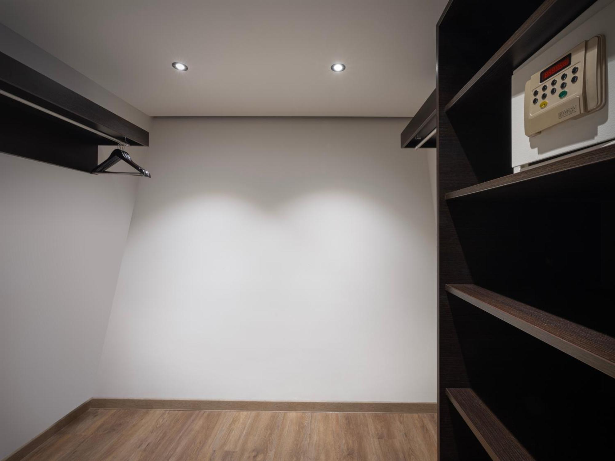 Deluxe King Corner Room