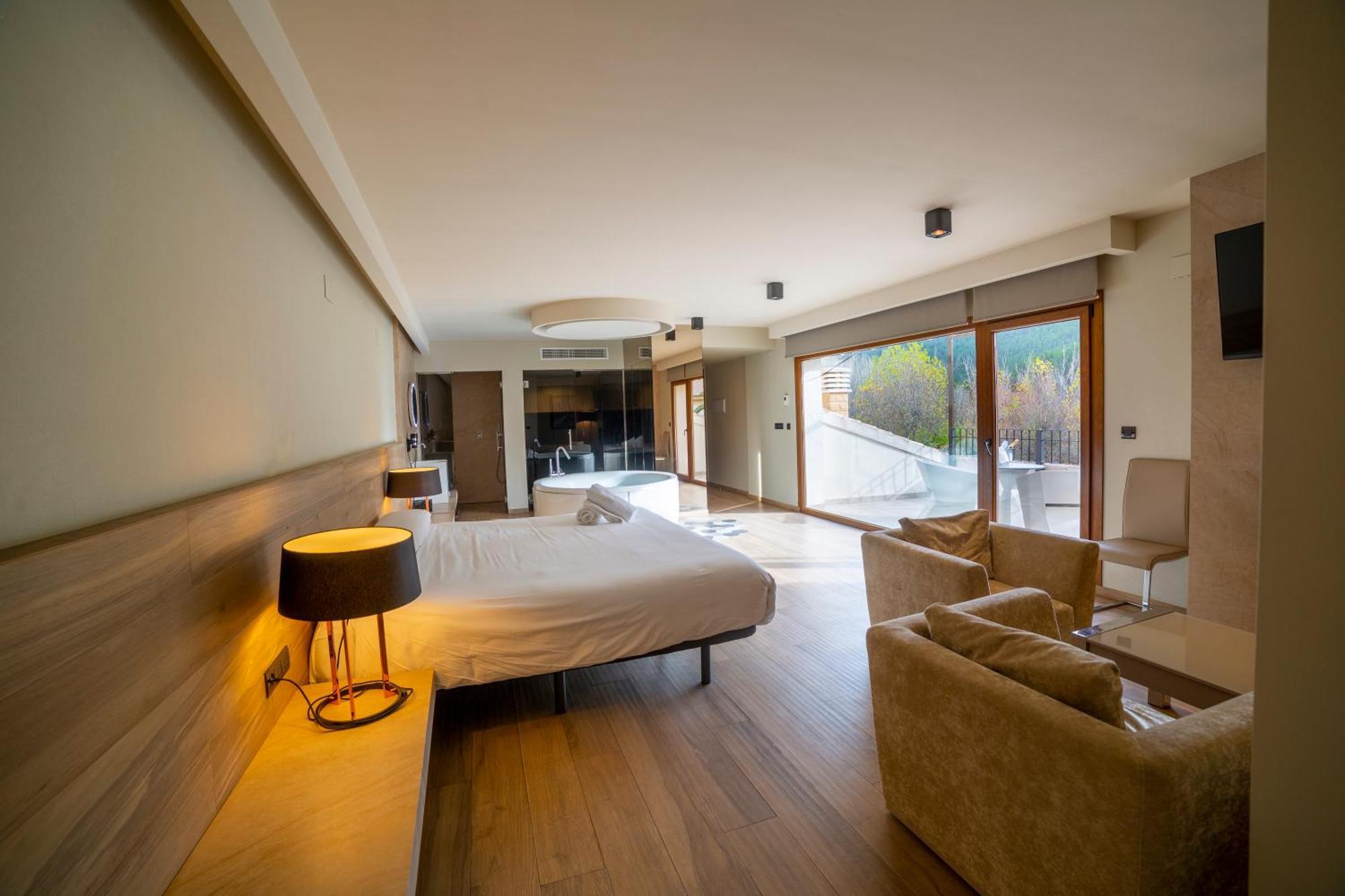 Deluxe Suite Spa Bath