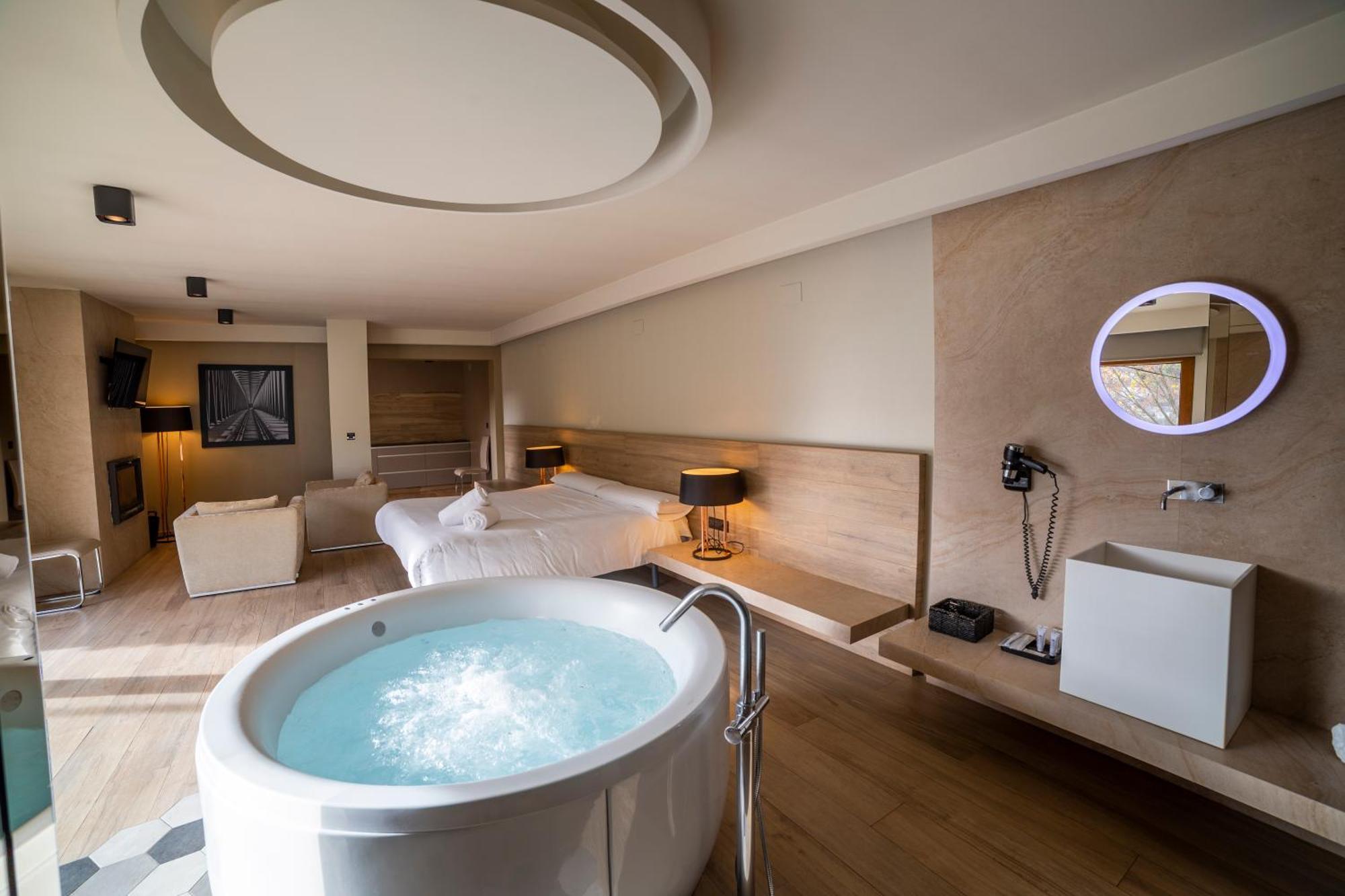 Deluxe Suite Spa Bath