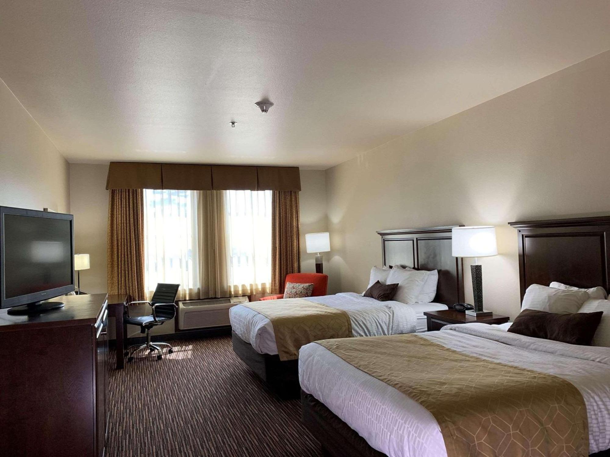 2 QUEEN BEDS-NON SMOKING