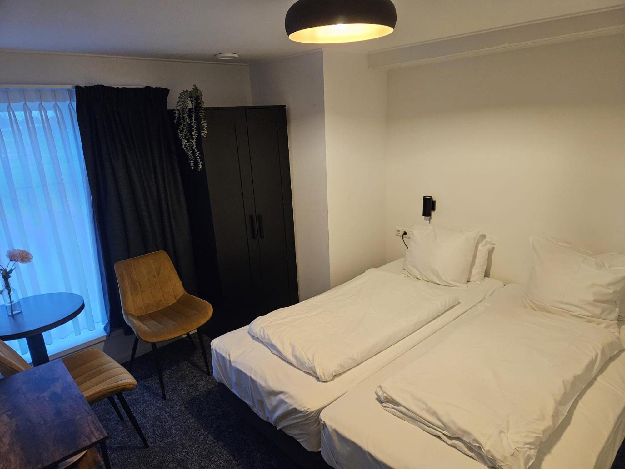 Twin Room Bath,1624312350:JPEG