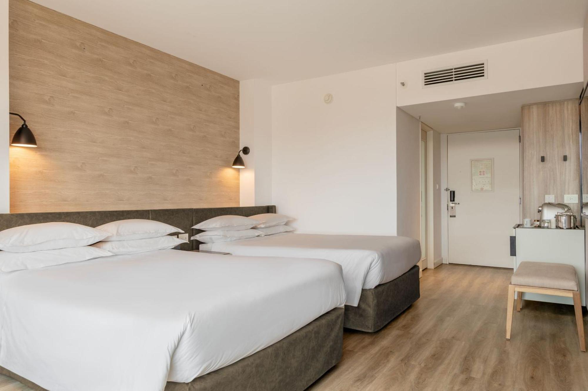 Superior Twin Room Pool Access