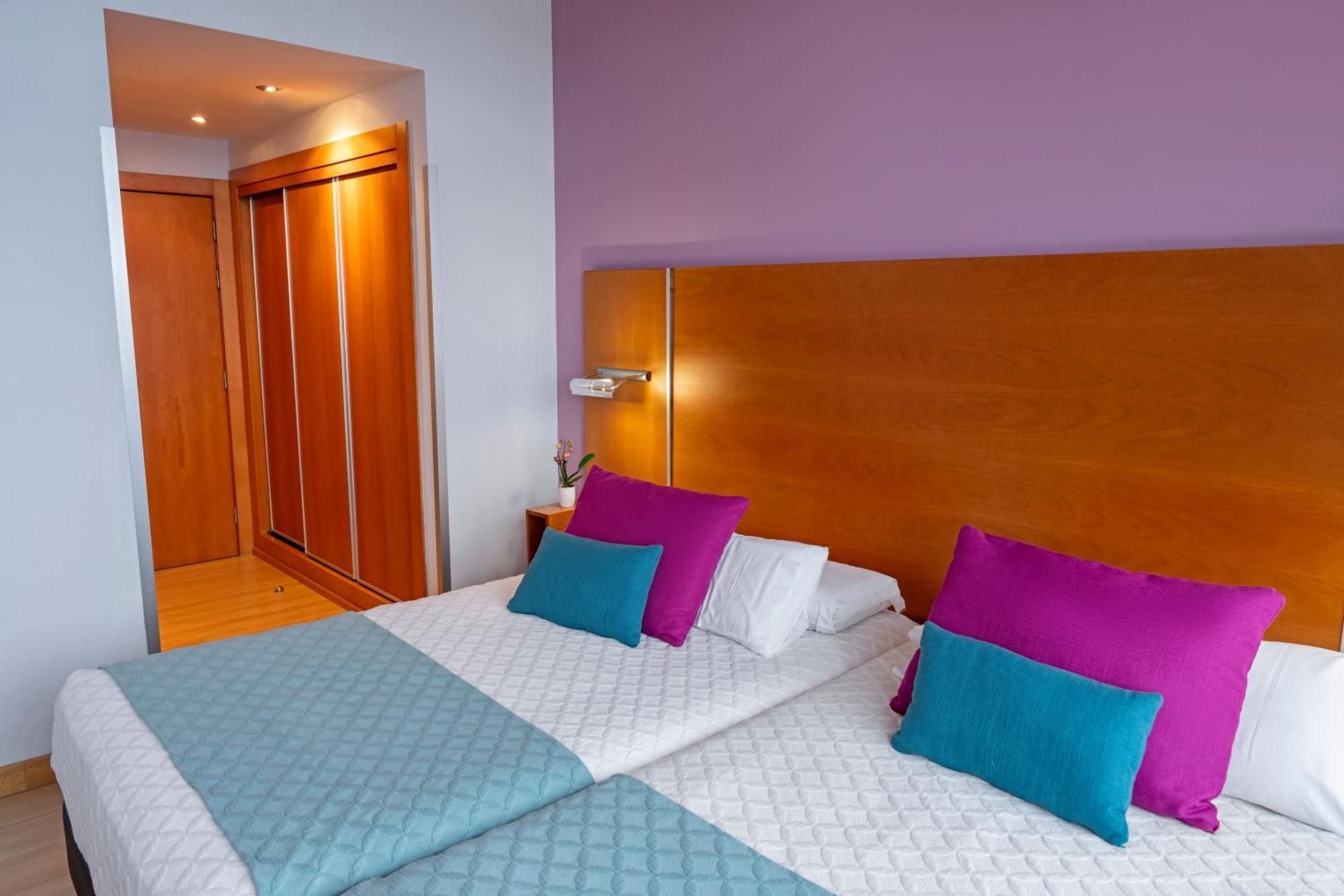 2 Single Beds Superior Room Sea View,1624744496:JPEG