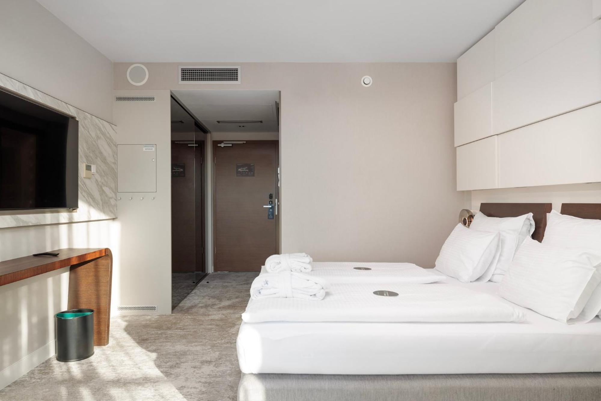Standard Queen Room Side Sea View