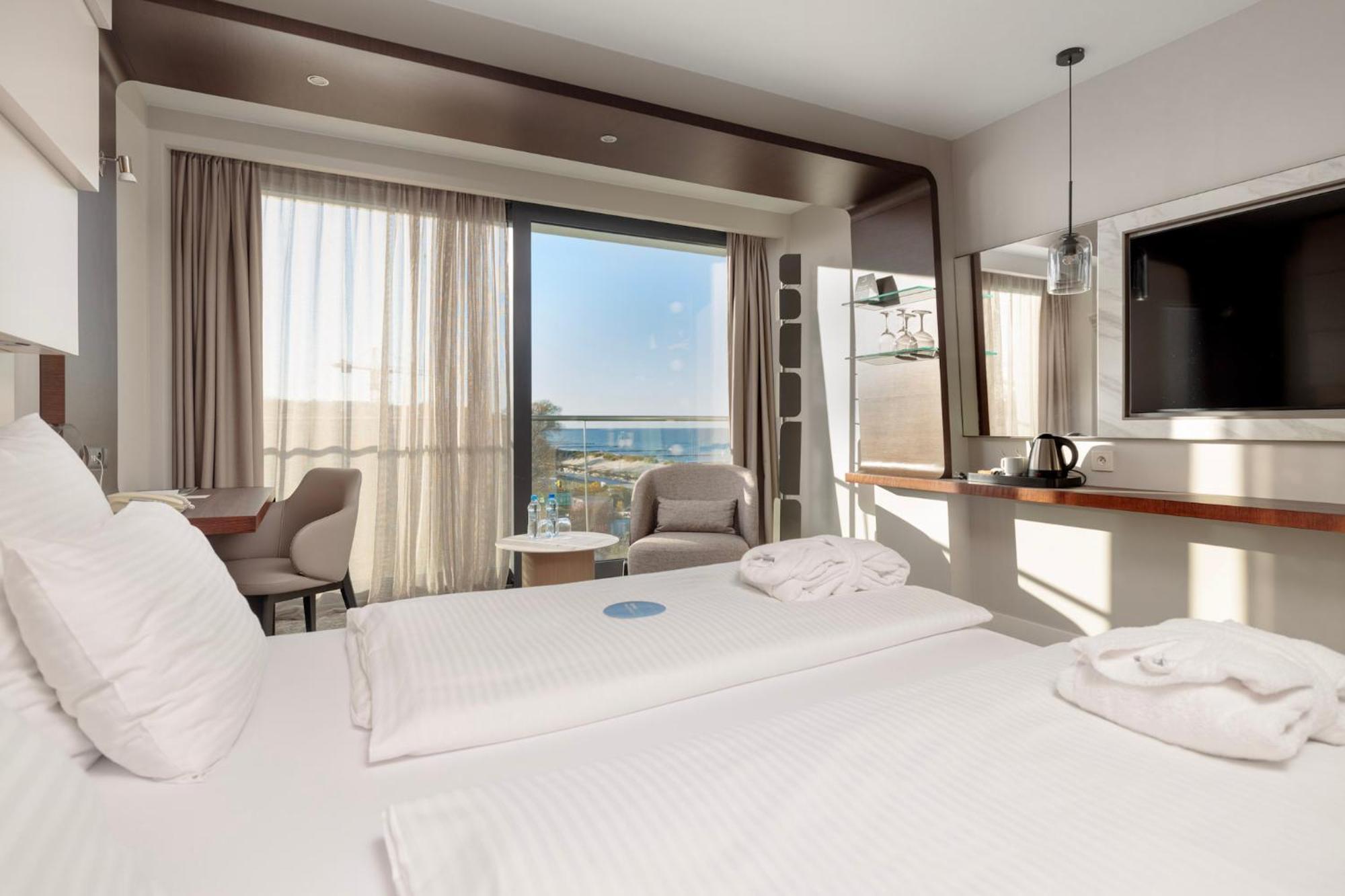 Standard Queen Room Side Sea View