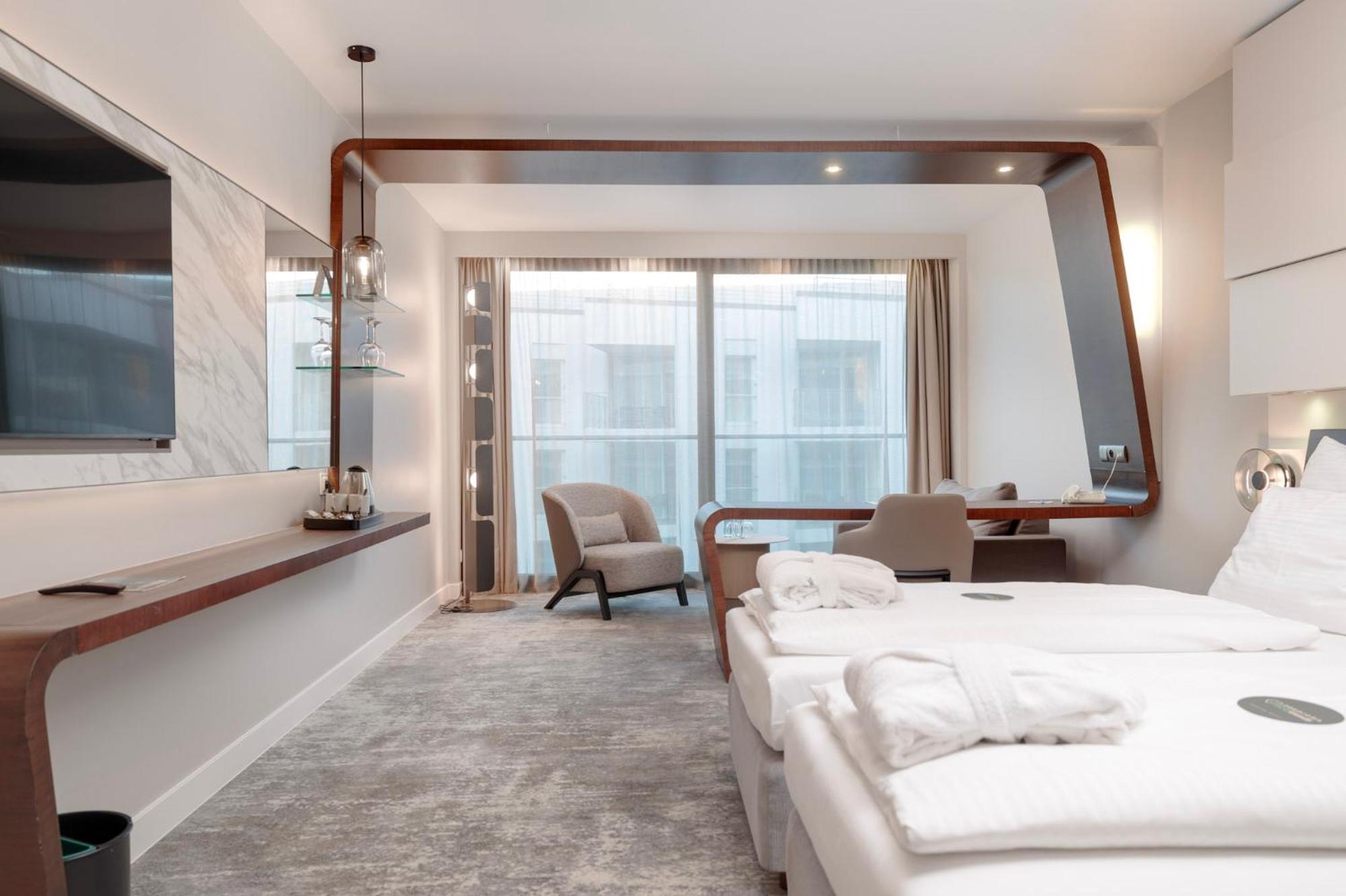 Standard Zweibettzimmer mit Sofa und seitlichem Meerblick
