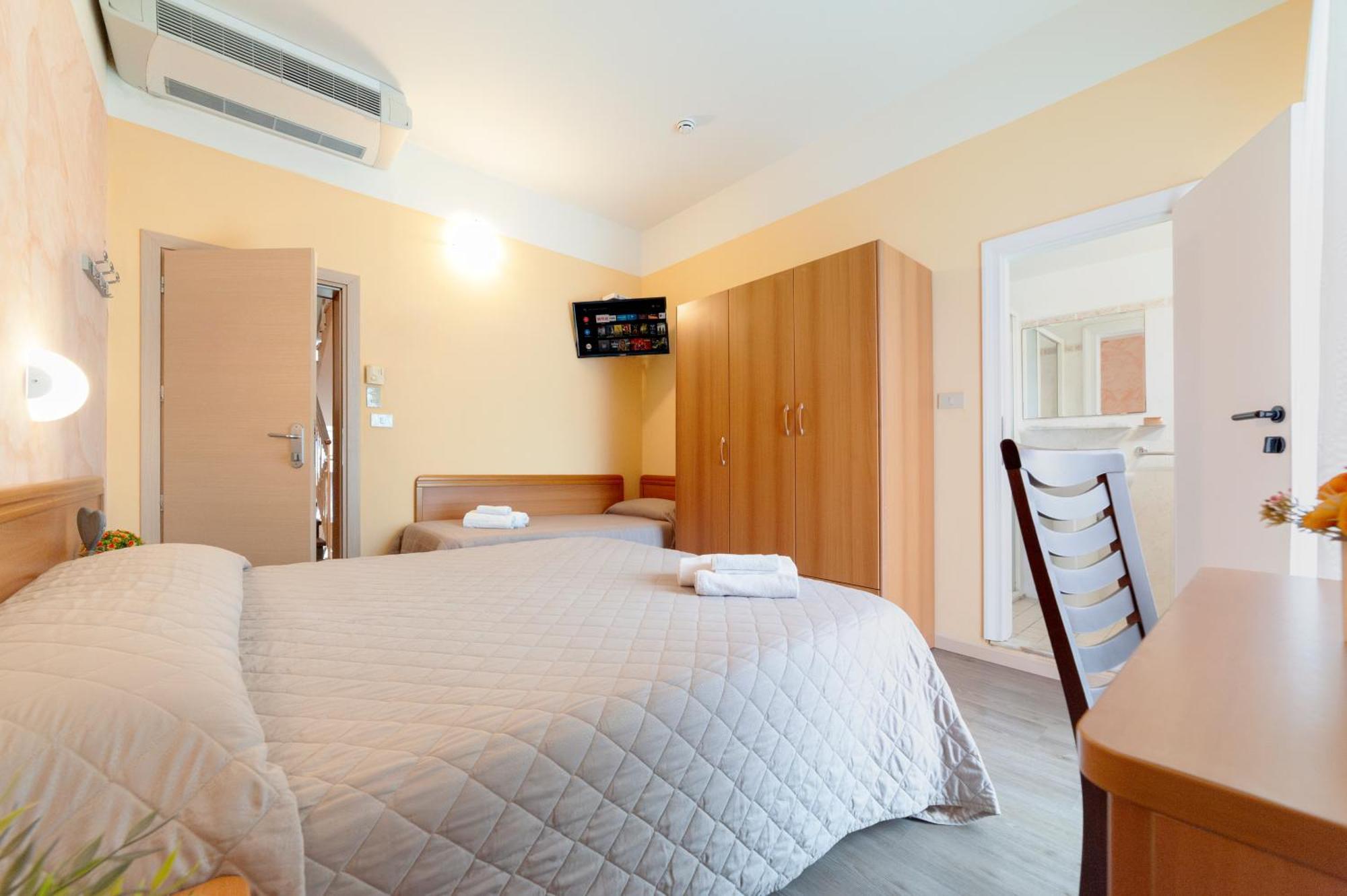 Triple Room Balcony Partial Sea View