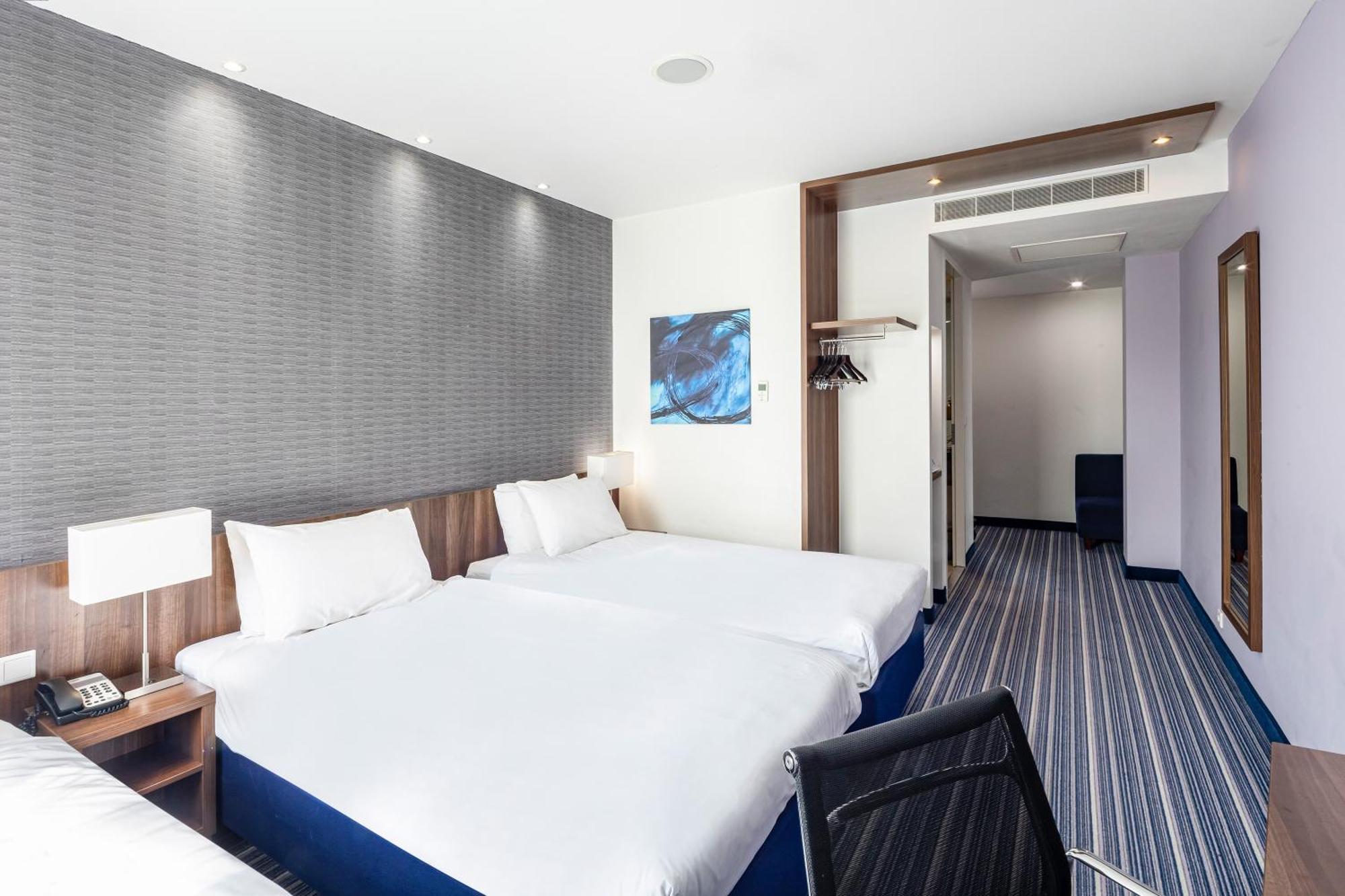 Standard Twin Room with Two Twin Beds, Sofa Bed and City View,1722948185:JPEG