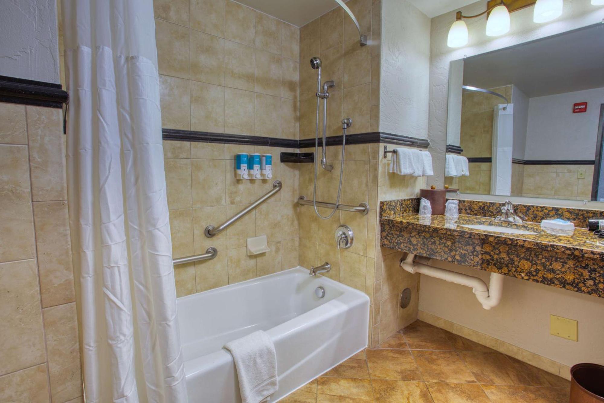 Deluxe Queen Room Two Queen Beds Accessible Tub,1624772017:JPEG