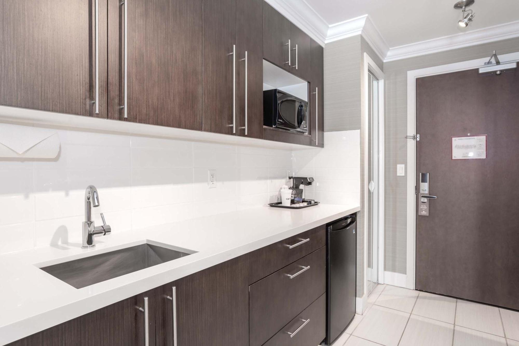 Standard Suite 1 King Bed Kitchenette City View