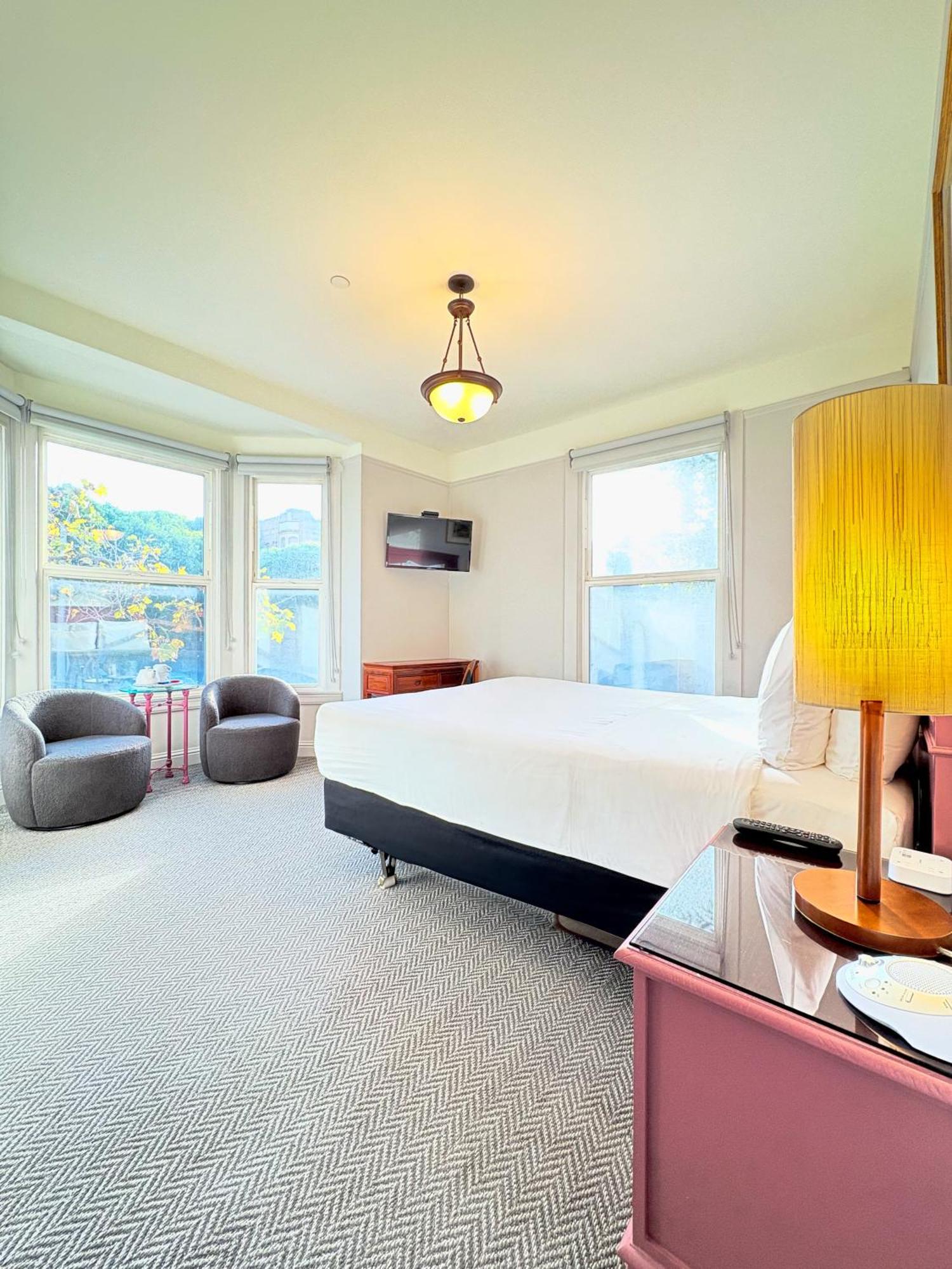 Deluxe Queen Room Bay Windows