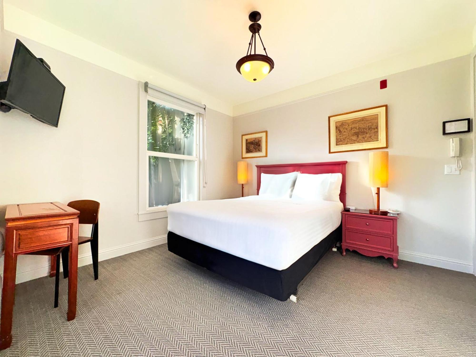 Deluxe Queen Room Bay Windows