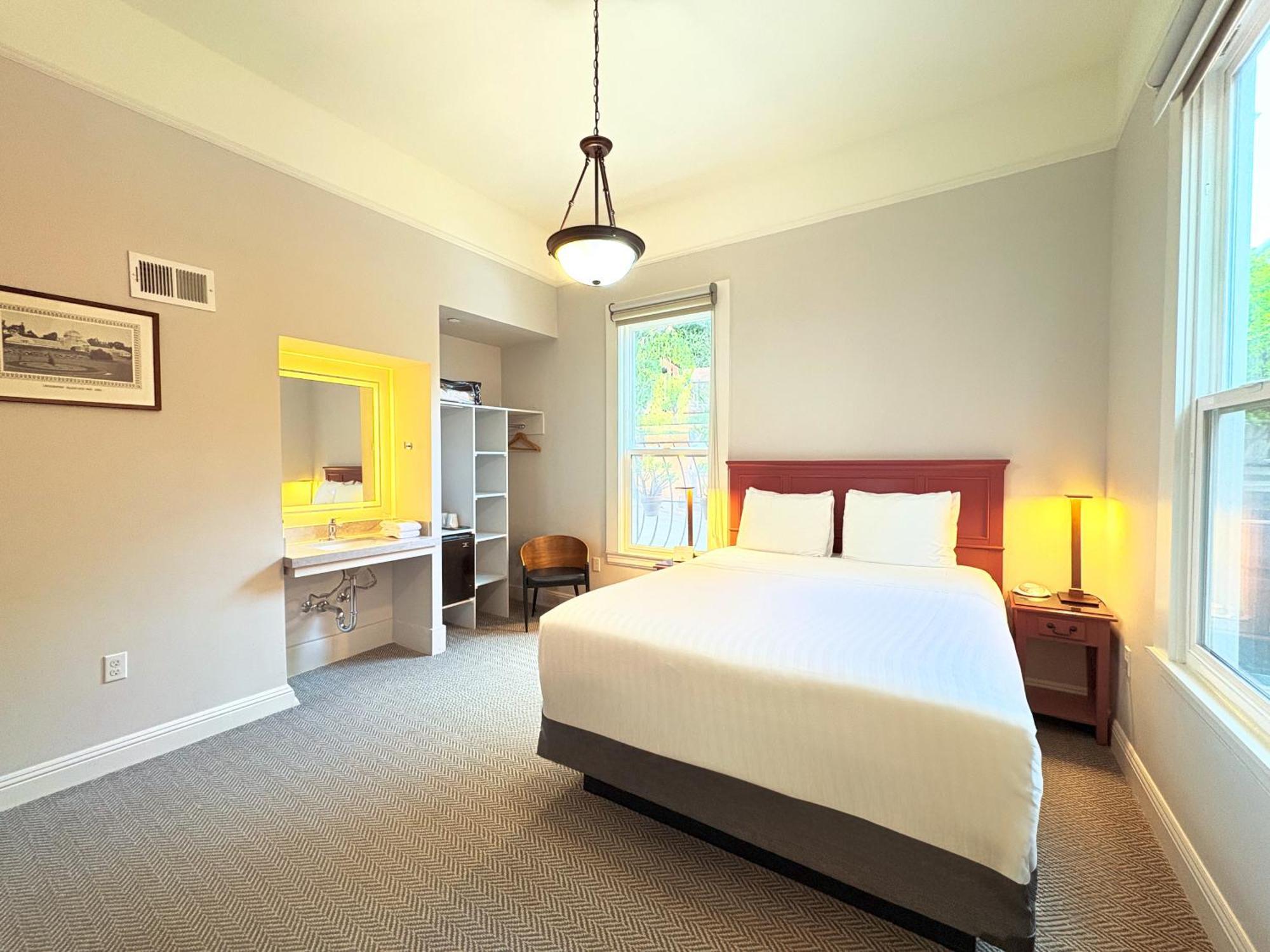 Deluxe Queen Room