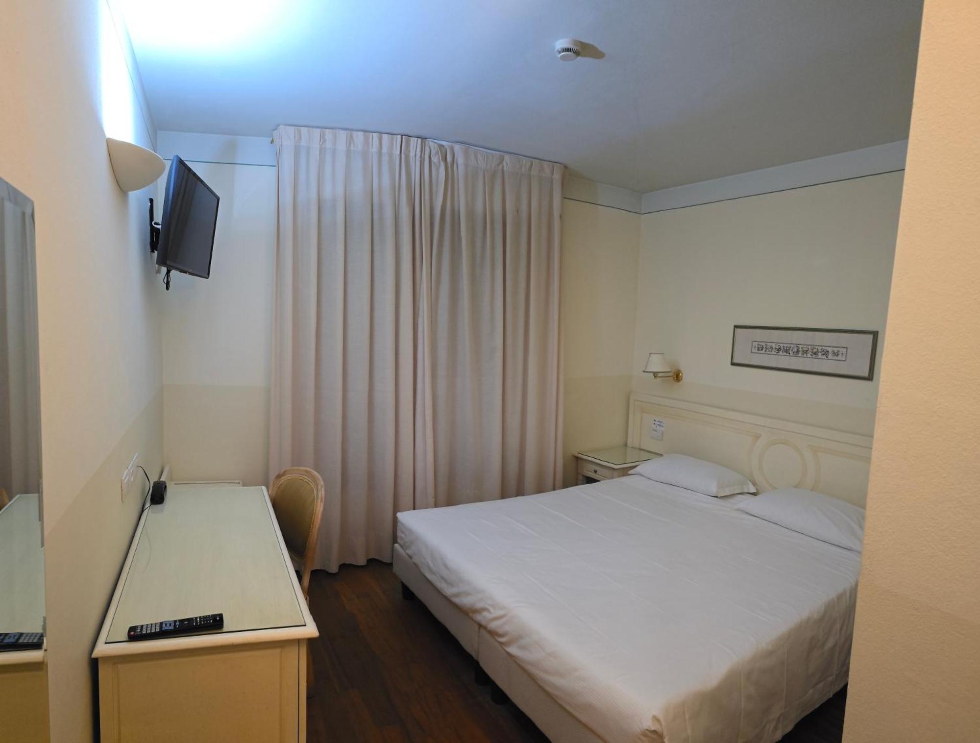 Standard Double or Twin Room,141090870:JPEG