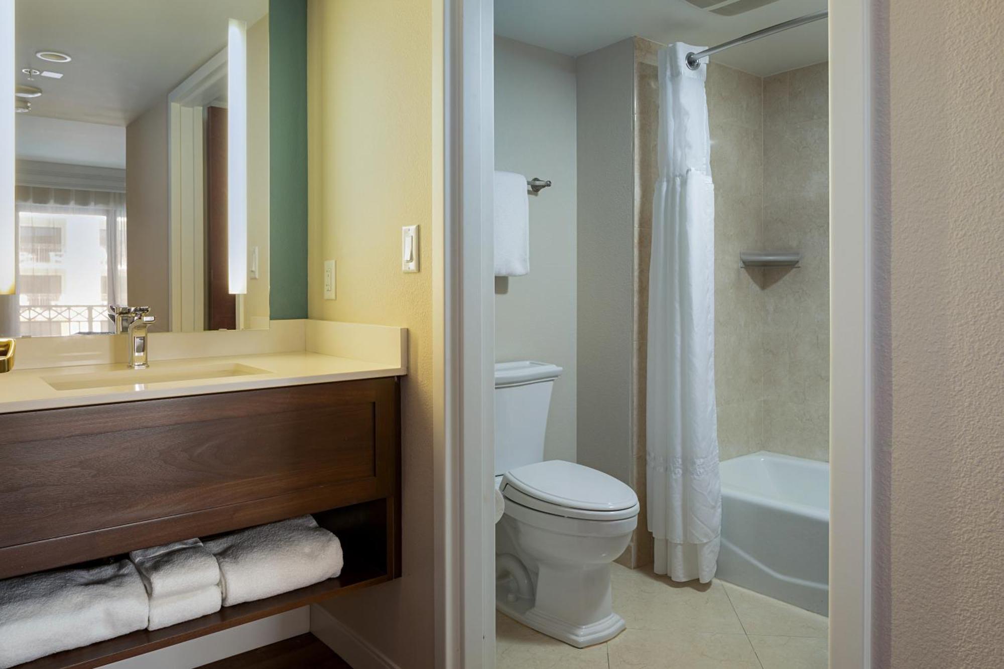 Two Bedroom Two Queens - Two Queens Suite - Pool View