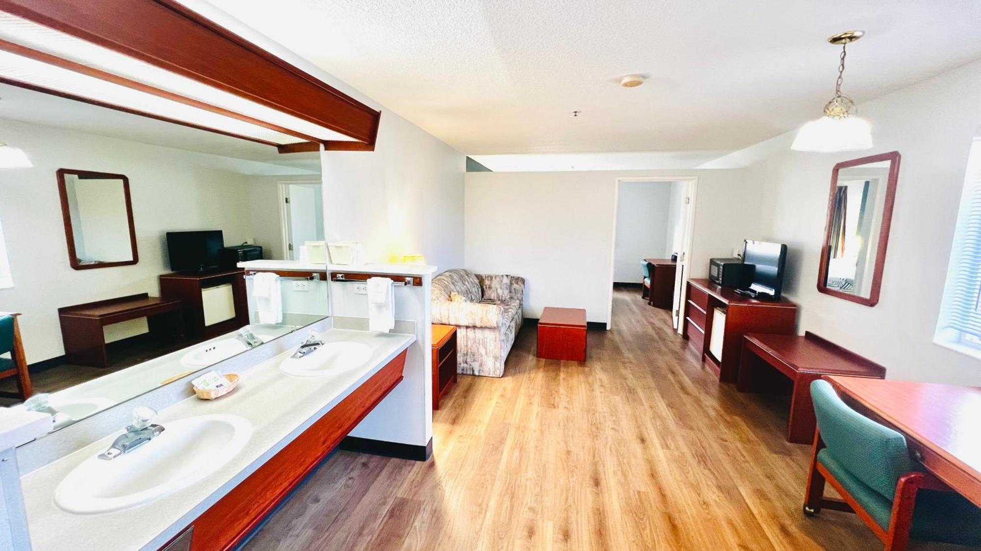 Deluxe King Suite Non-Smoking