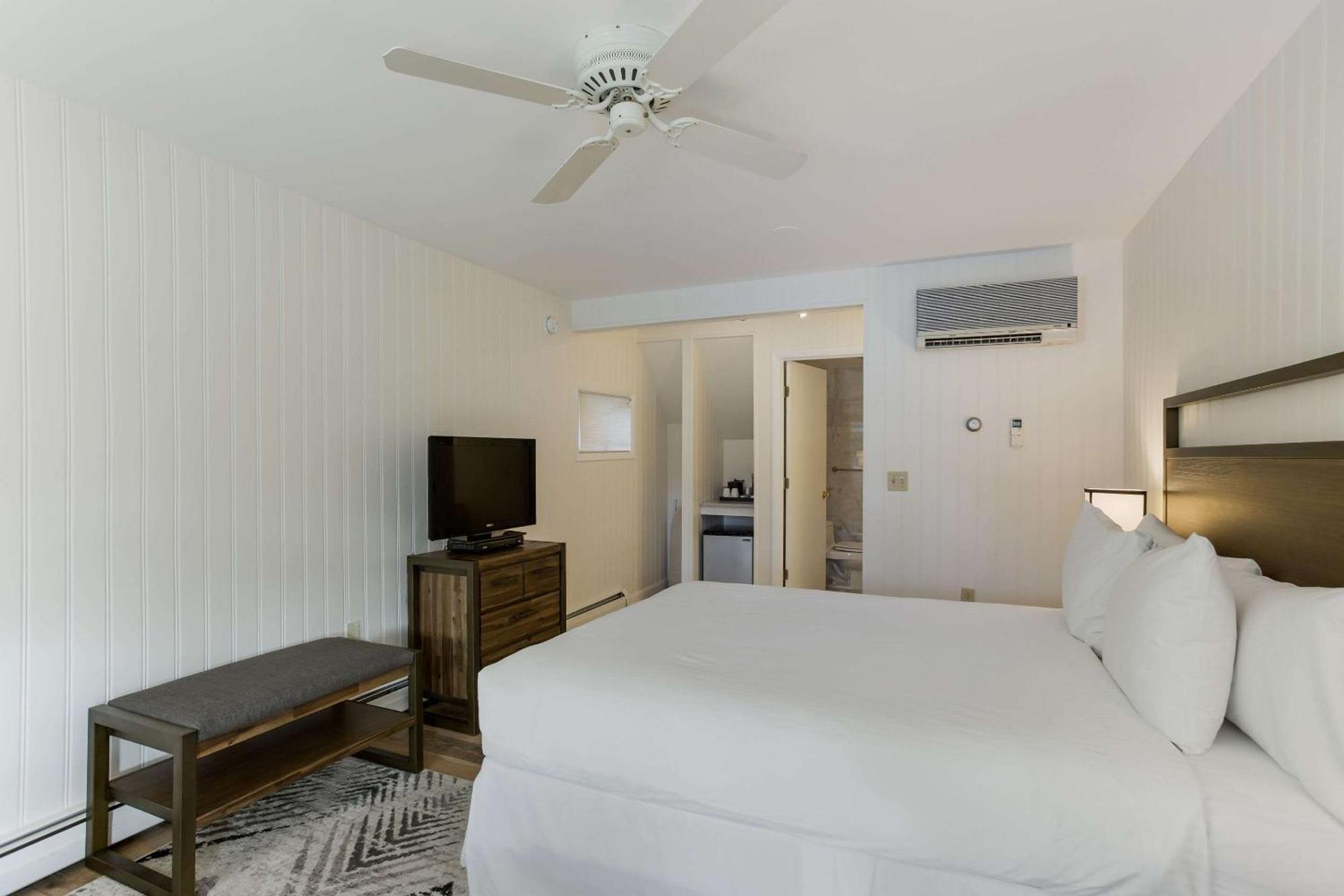 Queen Room with Golf Course View - Non Smoking