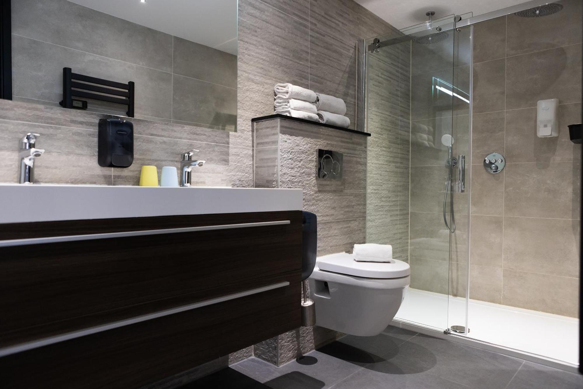 Family Room Private Bathroom
