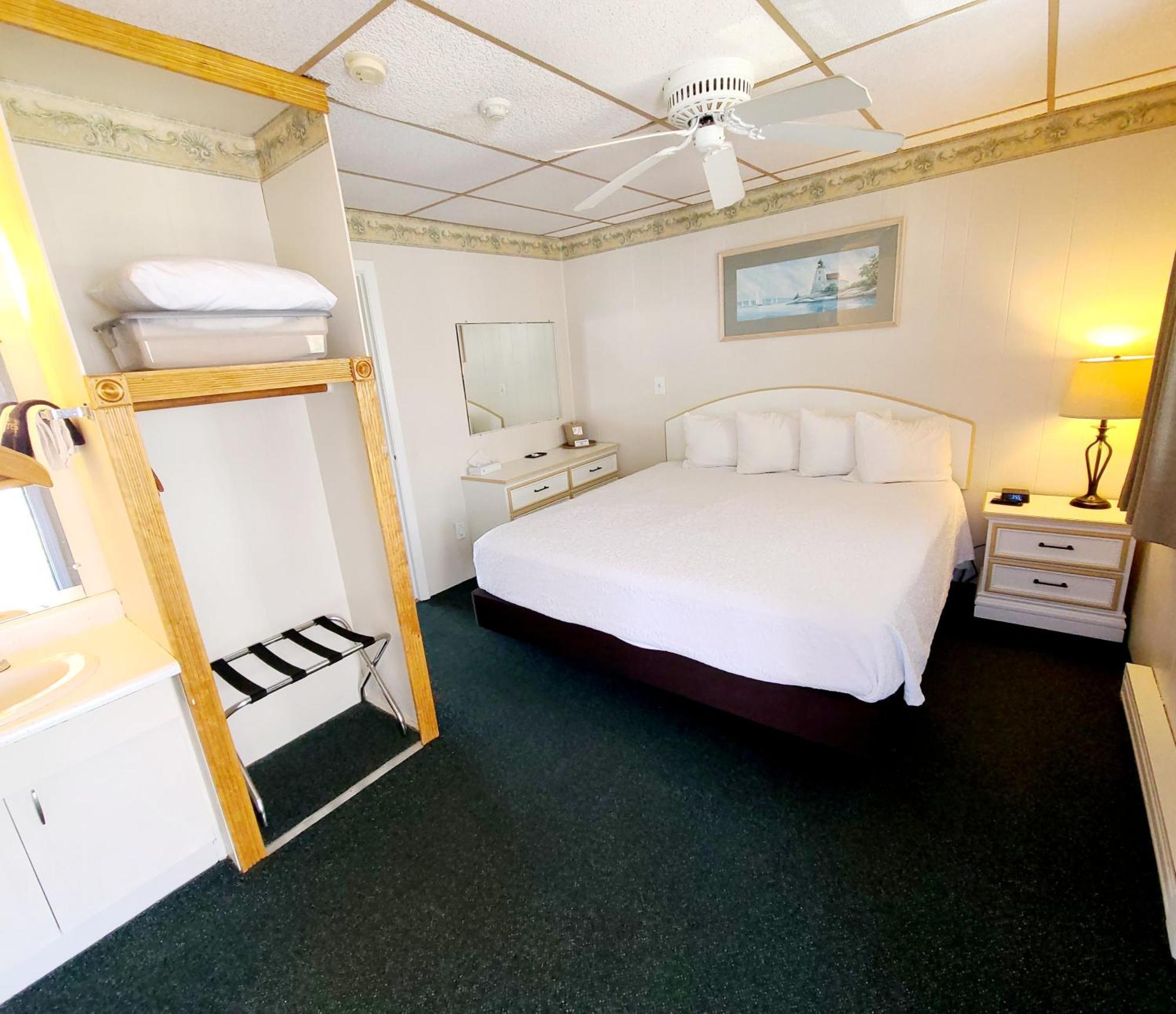 No View Corner-Section Suite King bed First Floor