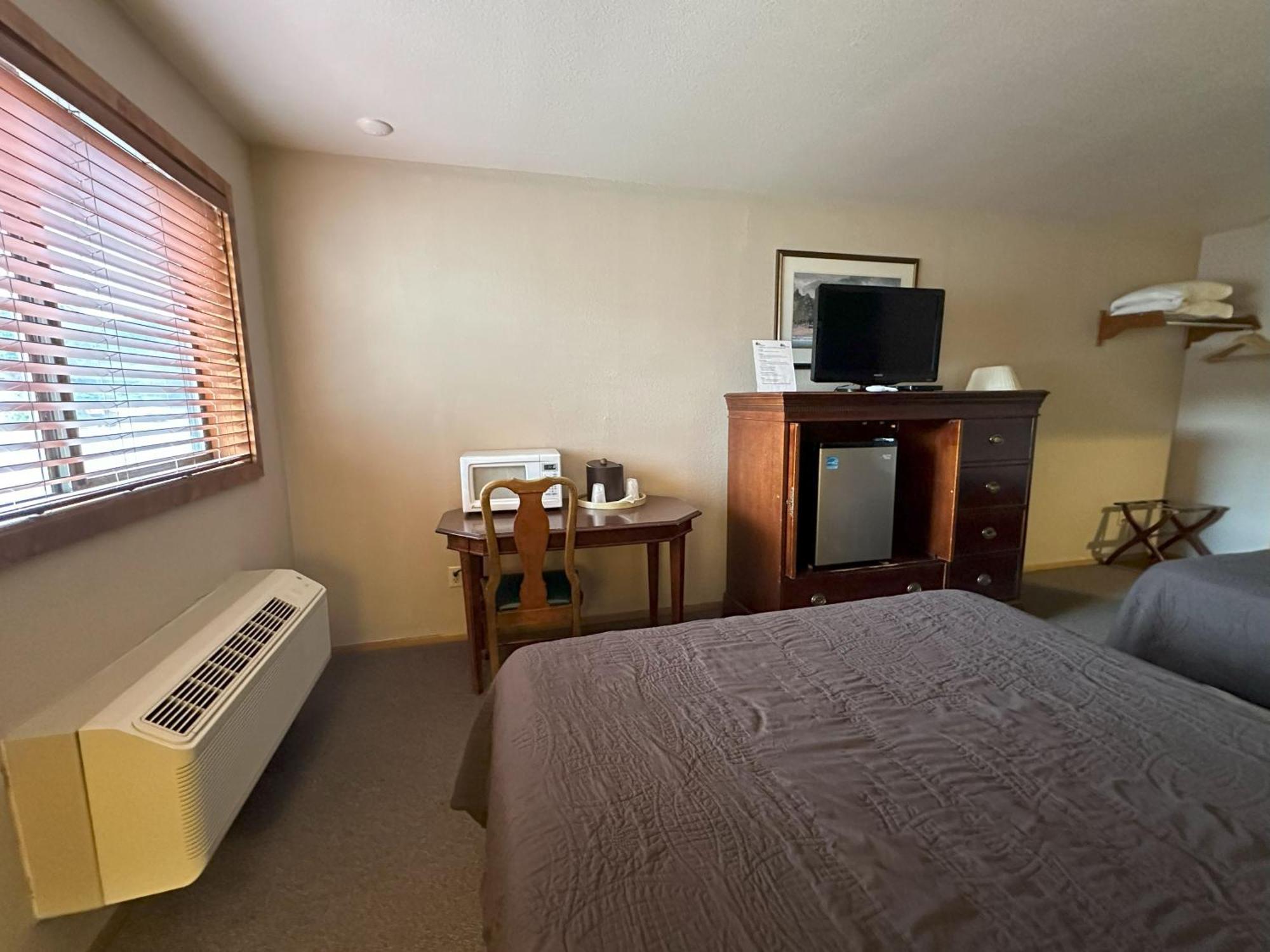 Queen Room Two Queen Beds Non-Smoking