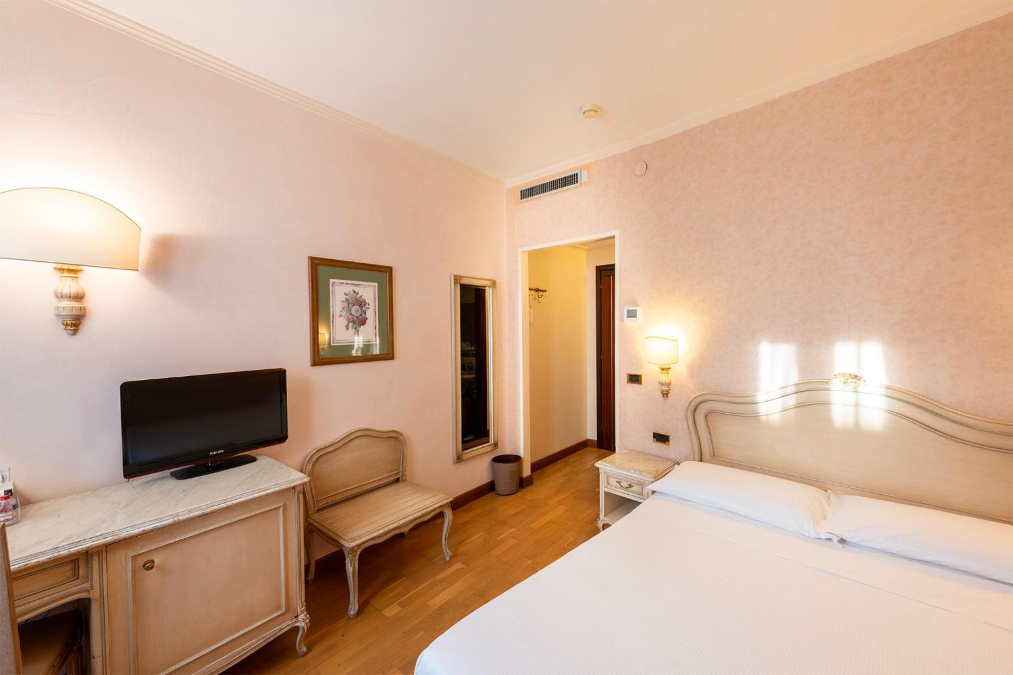 Standard Queen Room