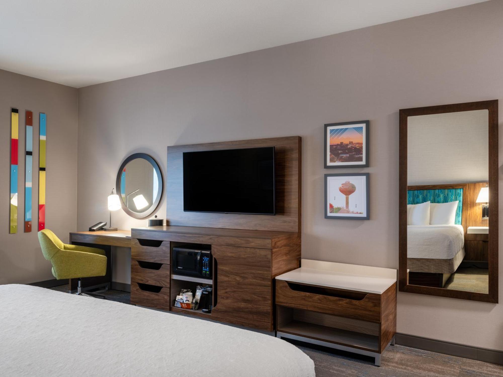 King Room with King Bed - Non-Smoking