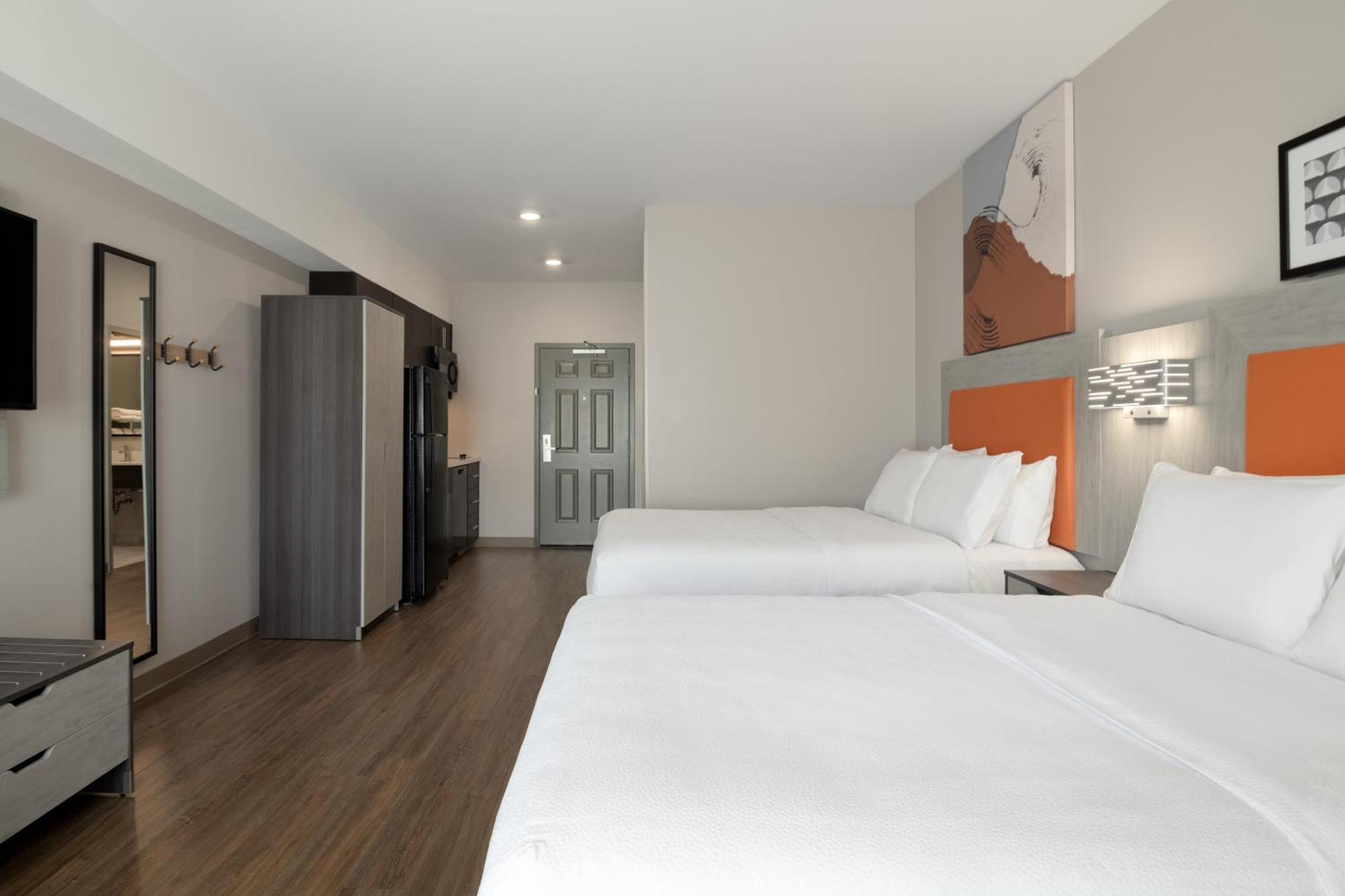 Studio Two Queen Beds