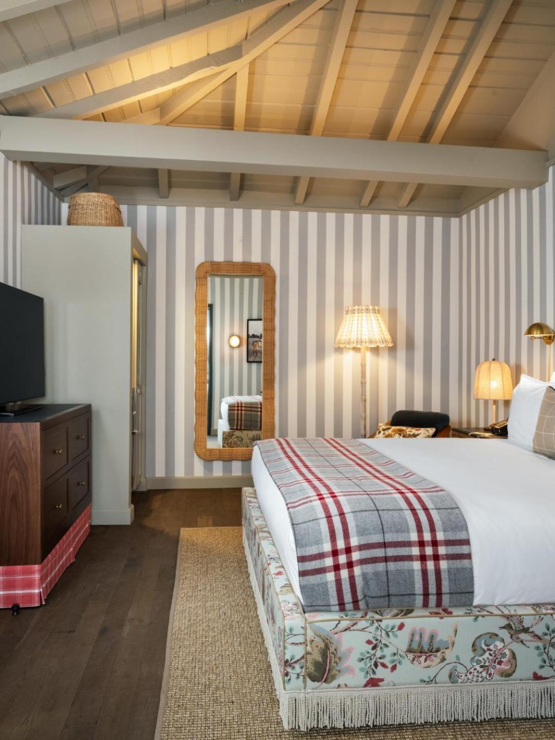 Deluxe King Room,1626380118:JPEG