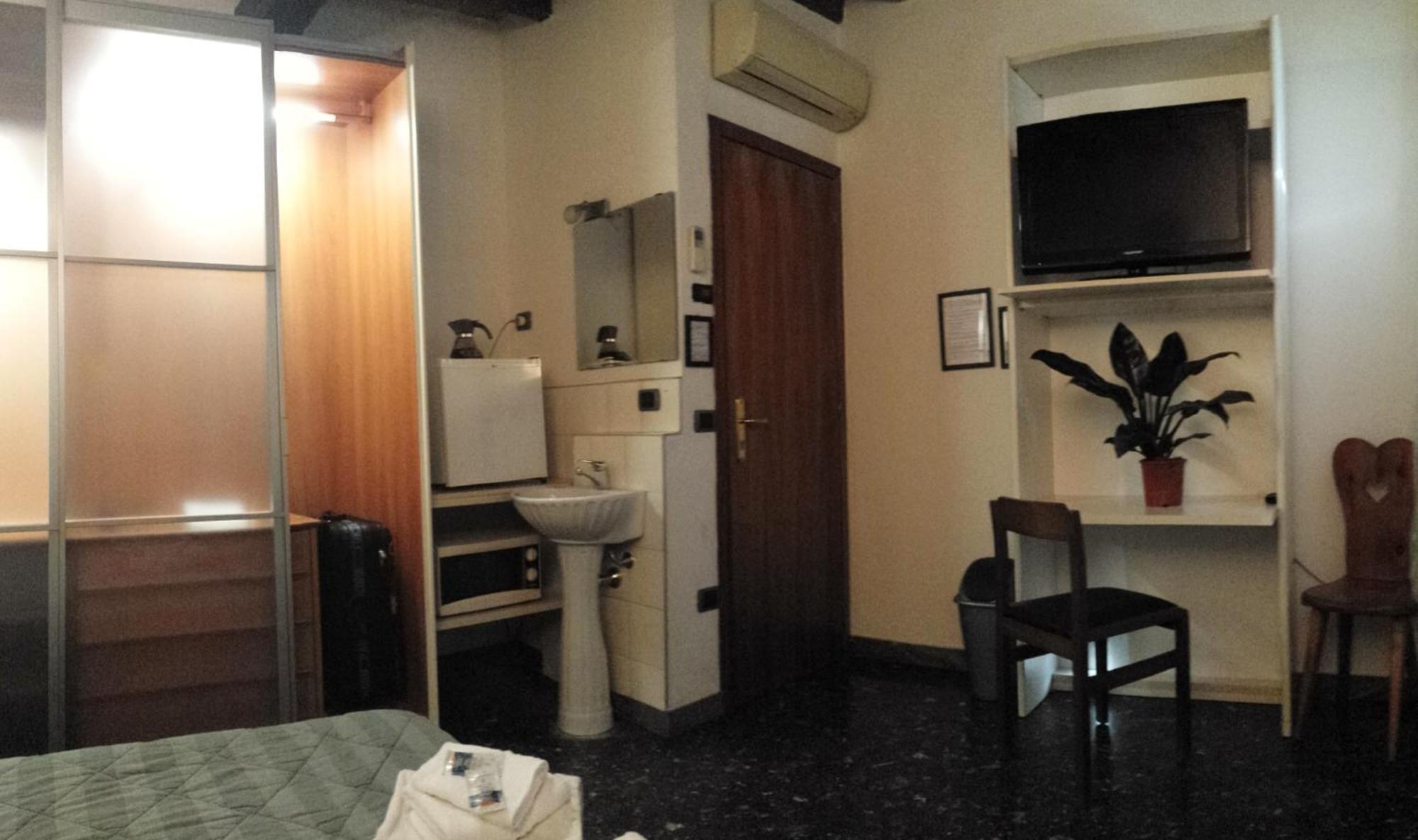 Double or Twin Room Private External Bathroom