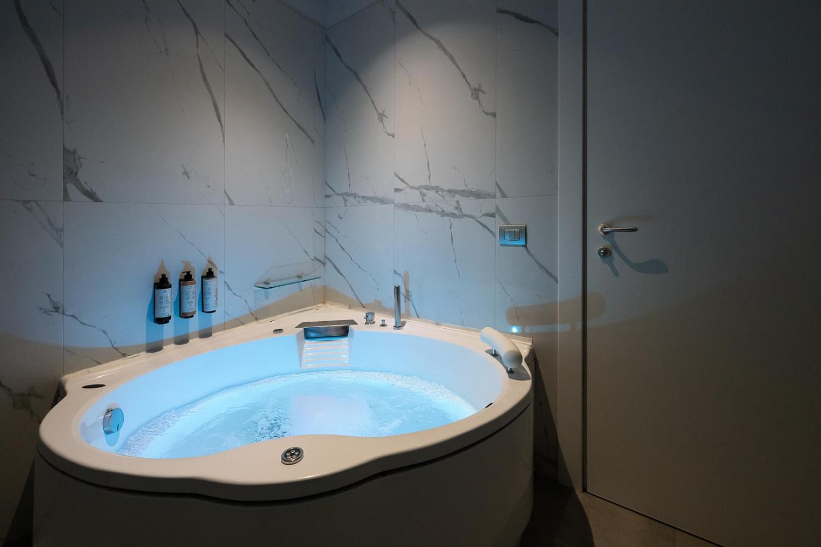 Suite with Spa Bath,1627218950:JPEG