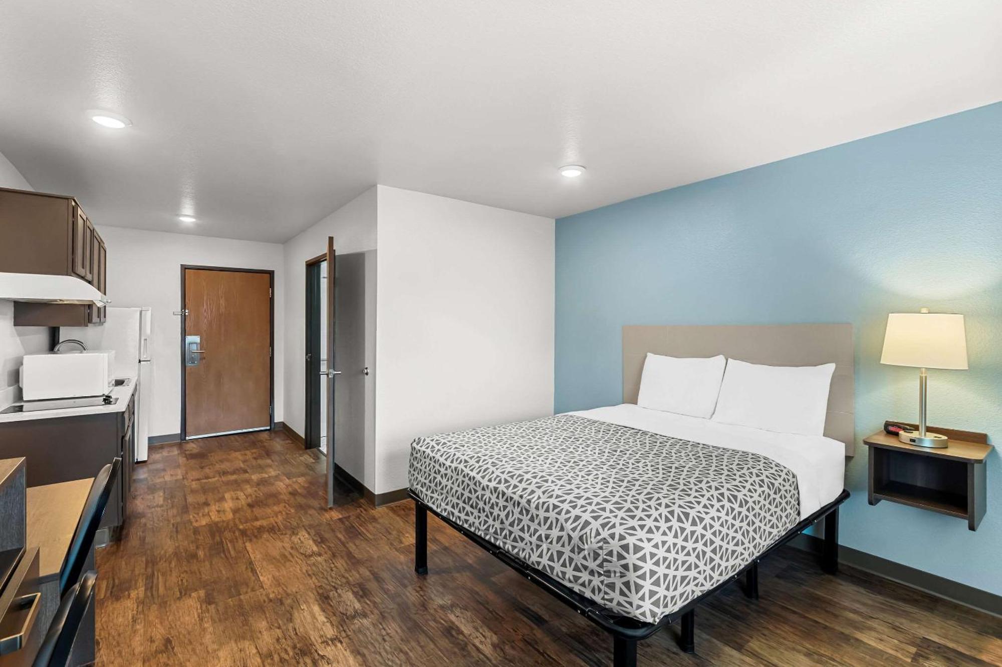 Queen Room Roll Shower Disability Access or Non-Smoking