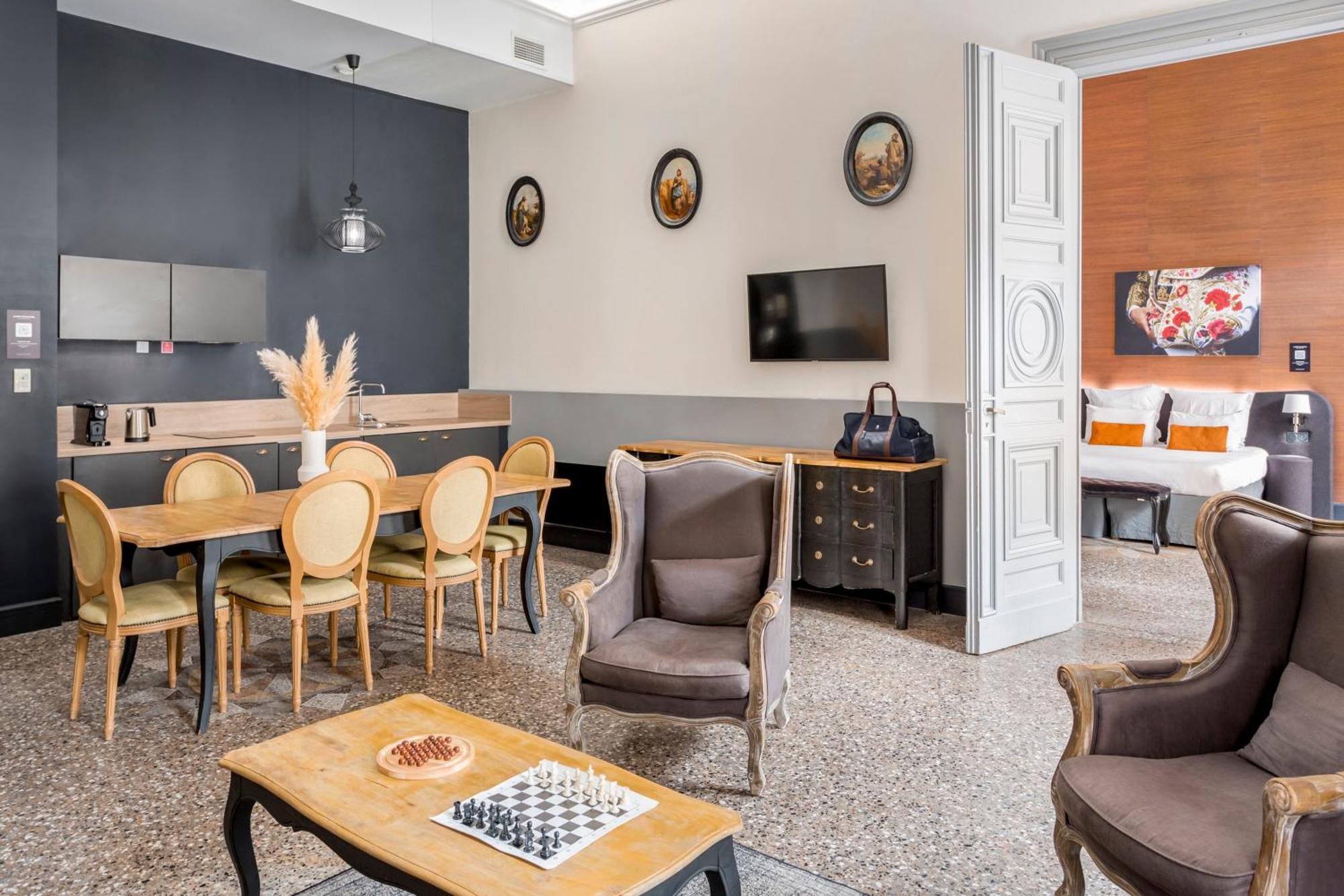 Superior One-Bedroom Apartment